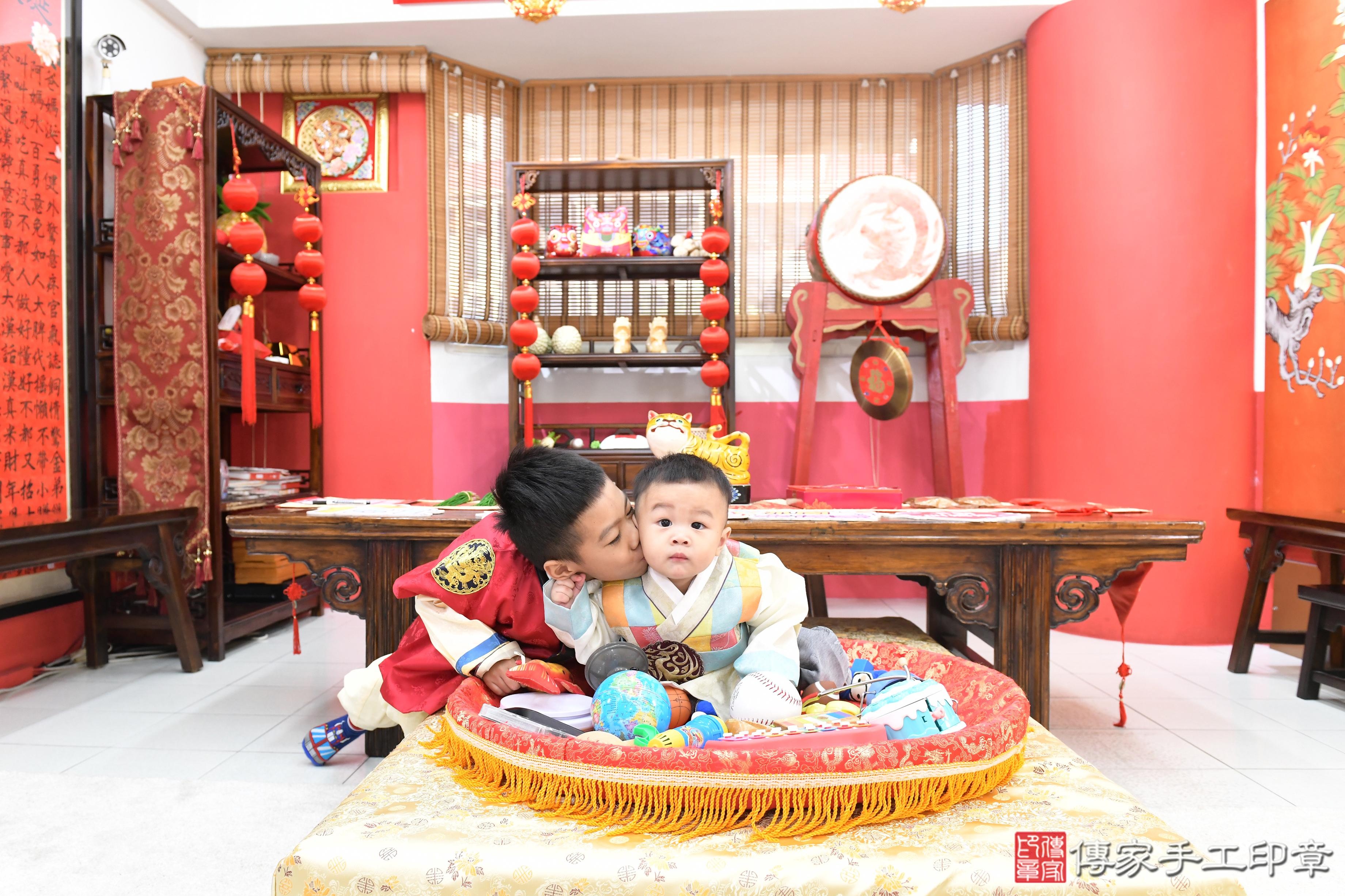 傳家手工印章高雄店、抓周、度脺、美式風會場、傳家嬰兒古禮、吉祥話、抓周道具物品24種、拍照。抓周證書。寶寶抓周、滿周歲、生日快樂、祝福 傳家手工印章高雄店、抓周、度脺、美式風會場、傳家嬰兒古禮、吉祥話、抓周道具物品24種、拍照。抓周證書。寶寶抓周、滿周歲、生日快樂、祝福