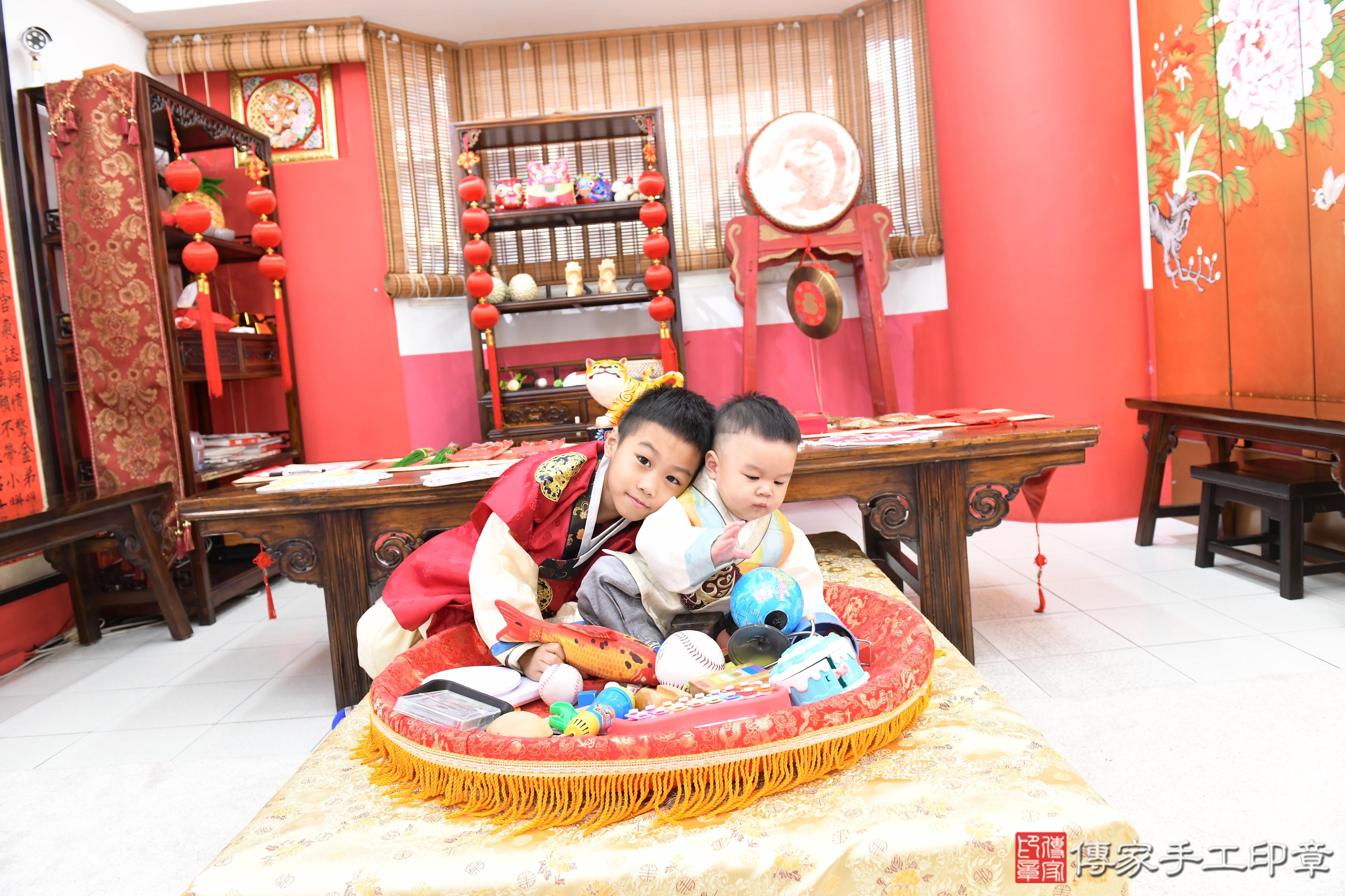 傳家手工印章高雄店、抓周、度脺、美式風會場、傳家嬰兒古禮、吉祥話、抓周道具物品24種、拍照。抓周證書。寶寶抓周、滿周歲、生日快樂、祝福 傳家手工印章高雄店、抓周、度脺、美式風會場、傳家嬰兒古禮、吉祥話、抓周道具物品24種、拍照。抓周證書。寶寶抓周、滿周歲、生日快樂、祝福