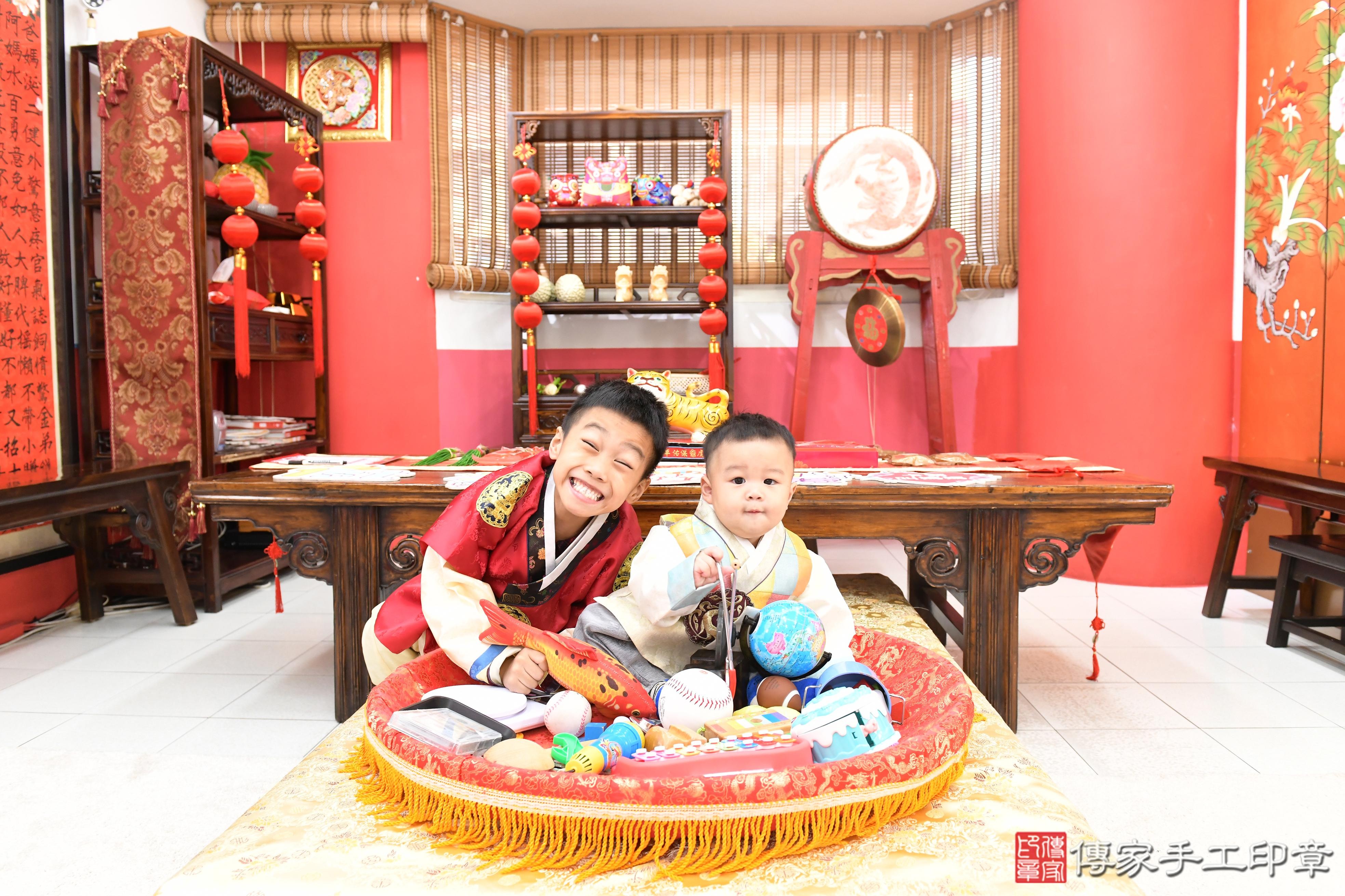 傳家手工印章高雄店、抓周、度脺、美式風會場、傳家嬰兒古禮、吉祥話、抓周道具物品24種、拍照。抓周證書。寶寶抓周、滿周歲、生日快樂、祝福 傳家手工印章高雄店、抓周、度脺、美式風會場、傳家嬰兒古禮、吉祥話、抓周道具物品24種、拍照。抓周證書。寶寶抓周、滿周歲、生日快樂、祝福