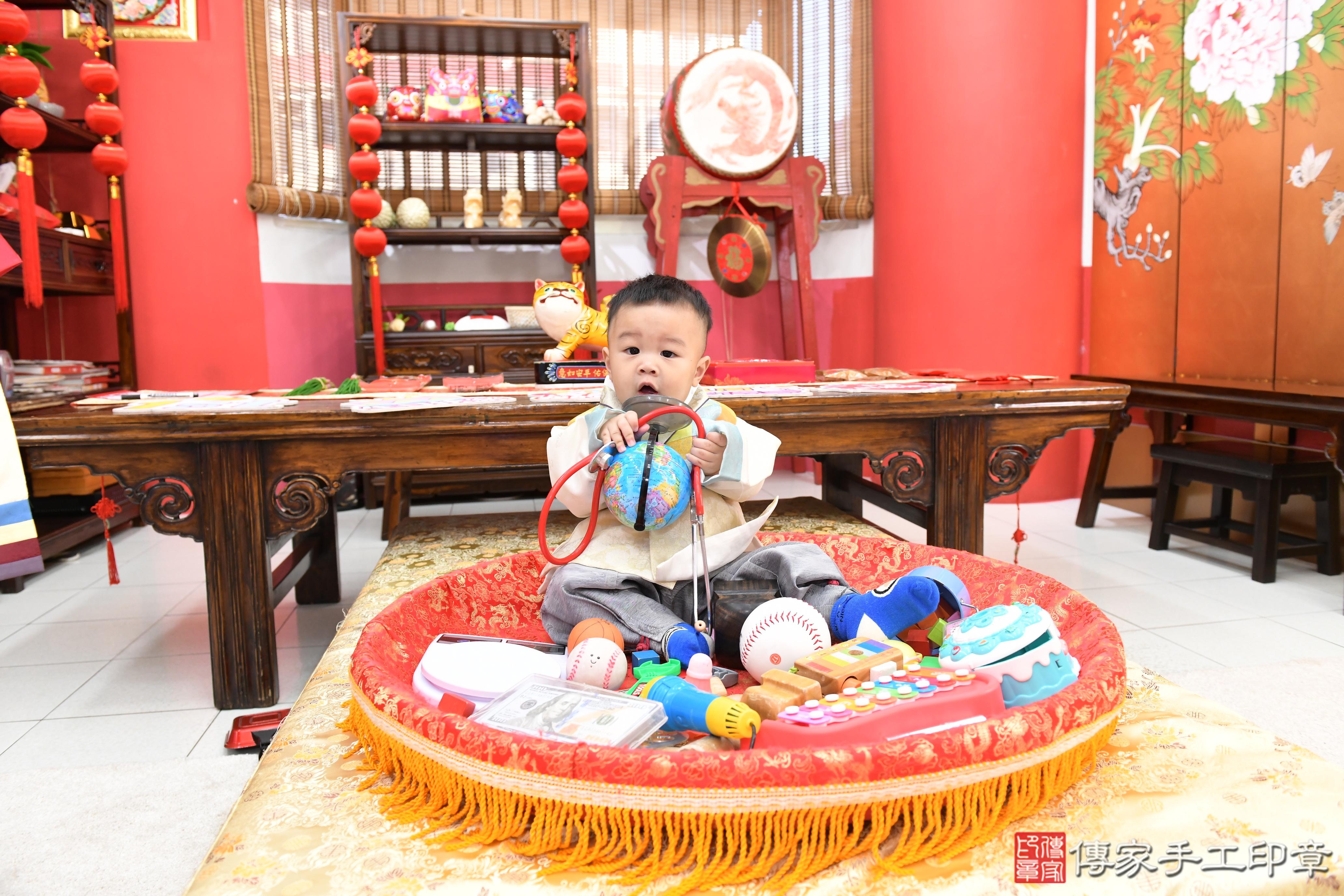 傳家手工印章高雄店、抓周、度脺、美式風會場、傳家嬰兒古禮、吉祥話、抓周道具物品24種、拍照。抓周證書。寶寶抓周、滿周歲、生日快樂、祝福 傳家手工印章高雄店、抓周、度脺、美式風會場、傳家嬰兒古禮、吉祥話、抓周道具物品24種、拍照。抓周證書。寶寶抓周、滿周歲、生日快樂、祝福