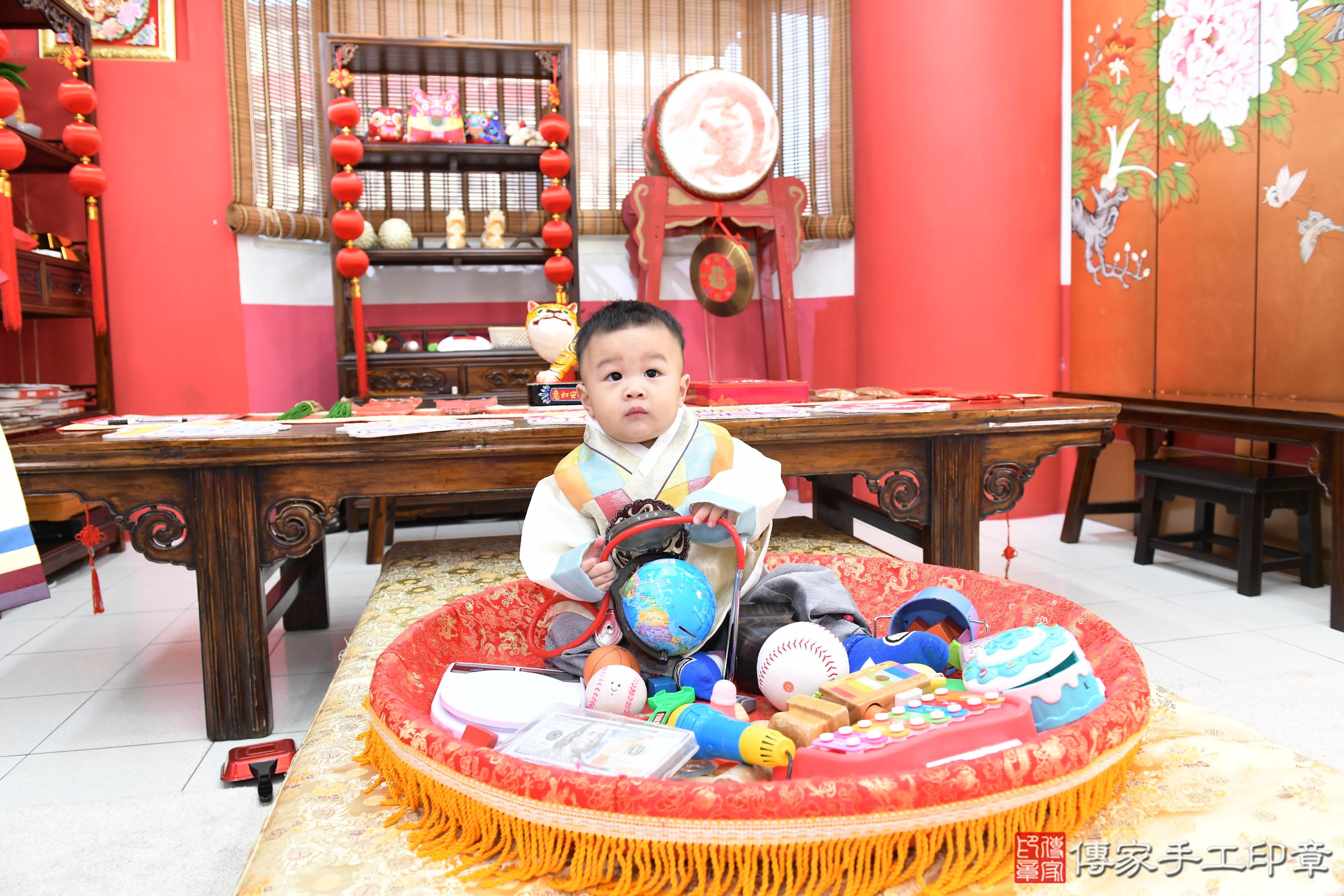 傳家手工印章高雄店、抓周、度脺、美式風會場、傳家嬰兒古禮、吉祥話、抓周道具物品24種、拍照。抓周證書。寶寶抓周、滿周歲、生日快樂、祝福 傳家手工印章高雄店、抓周、度脺、美式風會場、傳家嬰兒古禮、吉祥話、抓周道具物品24種、拍照。抓周證書。寶寶抓周、滿周歲、生日快樂、祝福