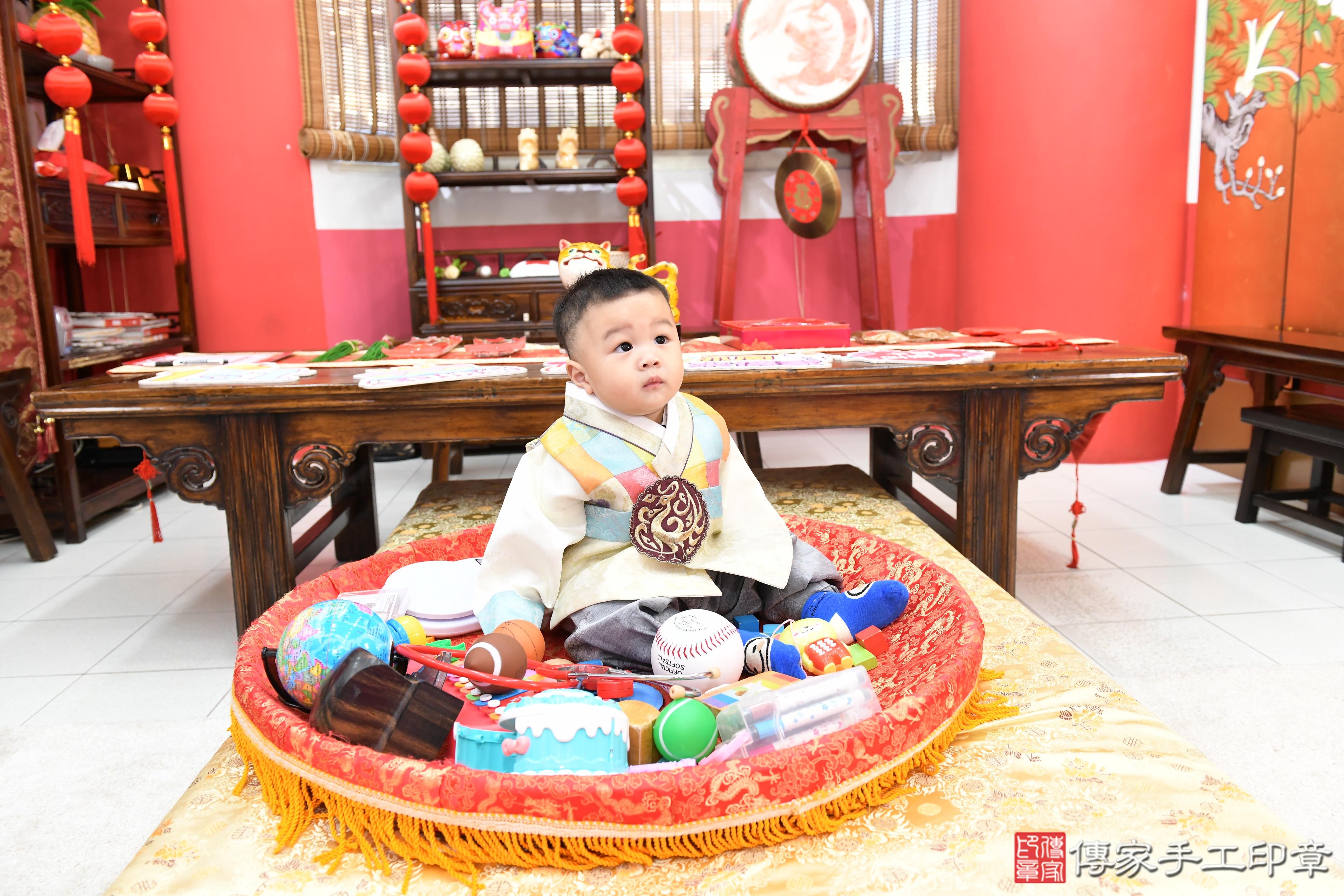 傳家手工印章高雄店、抓周、度脺、美式風會場、傳家嬰兒古禮、吉祥話、抓周道具物品24種、拍照。抓周證書。寶寶抓周、滿周歲、生日快樂、祝福 傳家手工印章高雄店、抓周、度脺、美式風會場、傳家嬰兒古禮、吉祥話、抓周道具物品24種、拍照。抓周證書。寶寶抓周、滿周歲、生日快樂、祝福