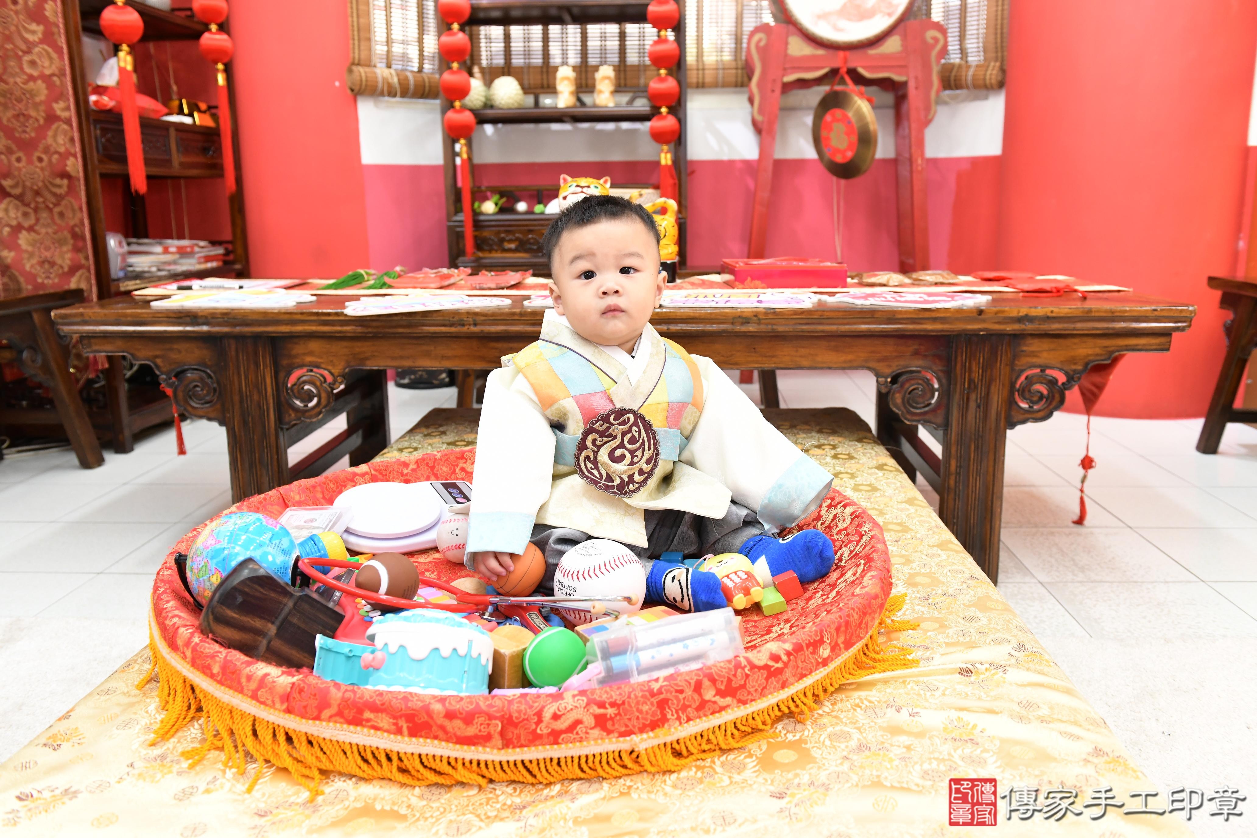 傳家手工印章高雄店、抓周、度脺、美式風會場、傳家嬰兒古禮、吉祥話、抓周道具物品24種、拍照。抓周證書。寶寶抓周、滿周歲、生日快樂、祝福 傳家手工印章高雄店、抓周、度脺、美式風會場、傳家嬰兒古禮、吉祥話、抓周道具物品24種、拍照。抓周證書。寶寶抓周、滿周歲、生日快樂、祝福