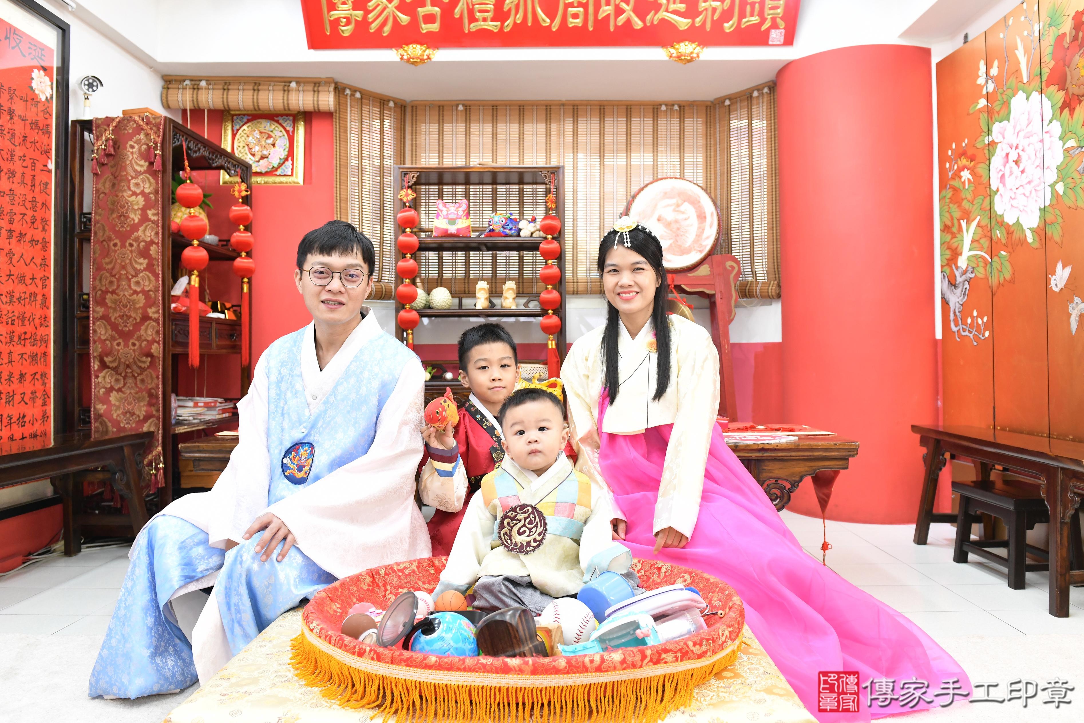 傳家手工印章高雄店、抓周、度脺、美式風會場、傳家嬰兒古禮、吉祥話、抓周道具物品24種、拍照。抓周證書。寶寶抓周、滿周歲、生日快樂、祝福 傳家手工印章高雄店、抓周、度脺、美式風會場、傳家嬰兒古禮、吉祥話、抓周道具物品24種、拍照。抓周證書。寶寶抓周、滿周歲、生日快樂、祝福