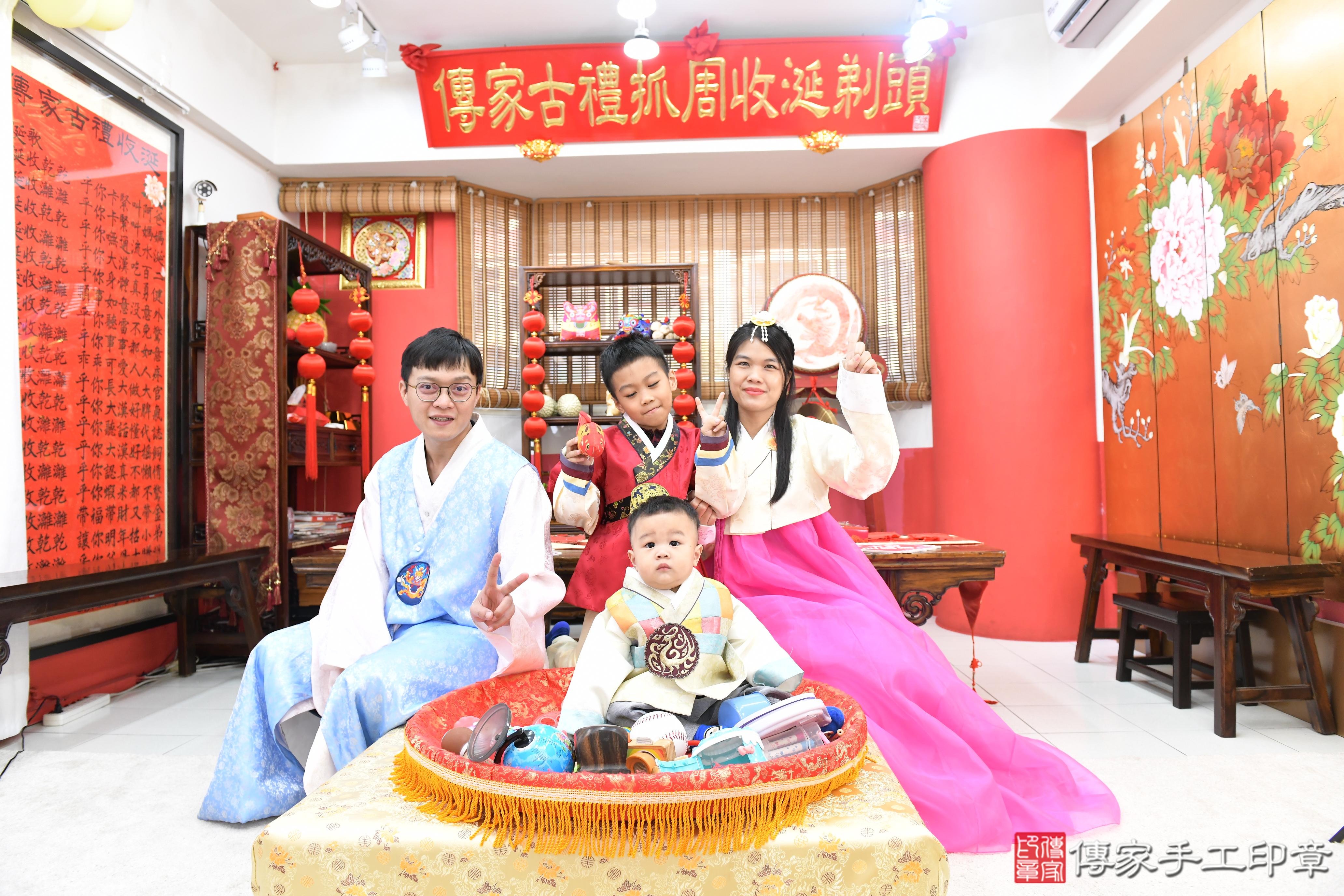 傳家手工印章高雄店、抓周、度脺、美式風會場、傳家嬰兒古禮、吉祥話、抓周道具物品24種、拍照。抓周證書。寶寶抓周、滿周歲、生日快樂、祝福 傳家手工印章高雄店、抓周、度脺、美式風會場、傳家嬰兒古禮、吉祥話、抓周道具物品24種、拍照。抓周證書。寶寶抓周、滿周歲、生日快樂、祝福