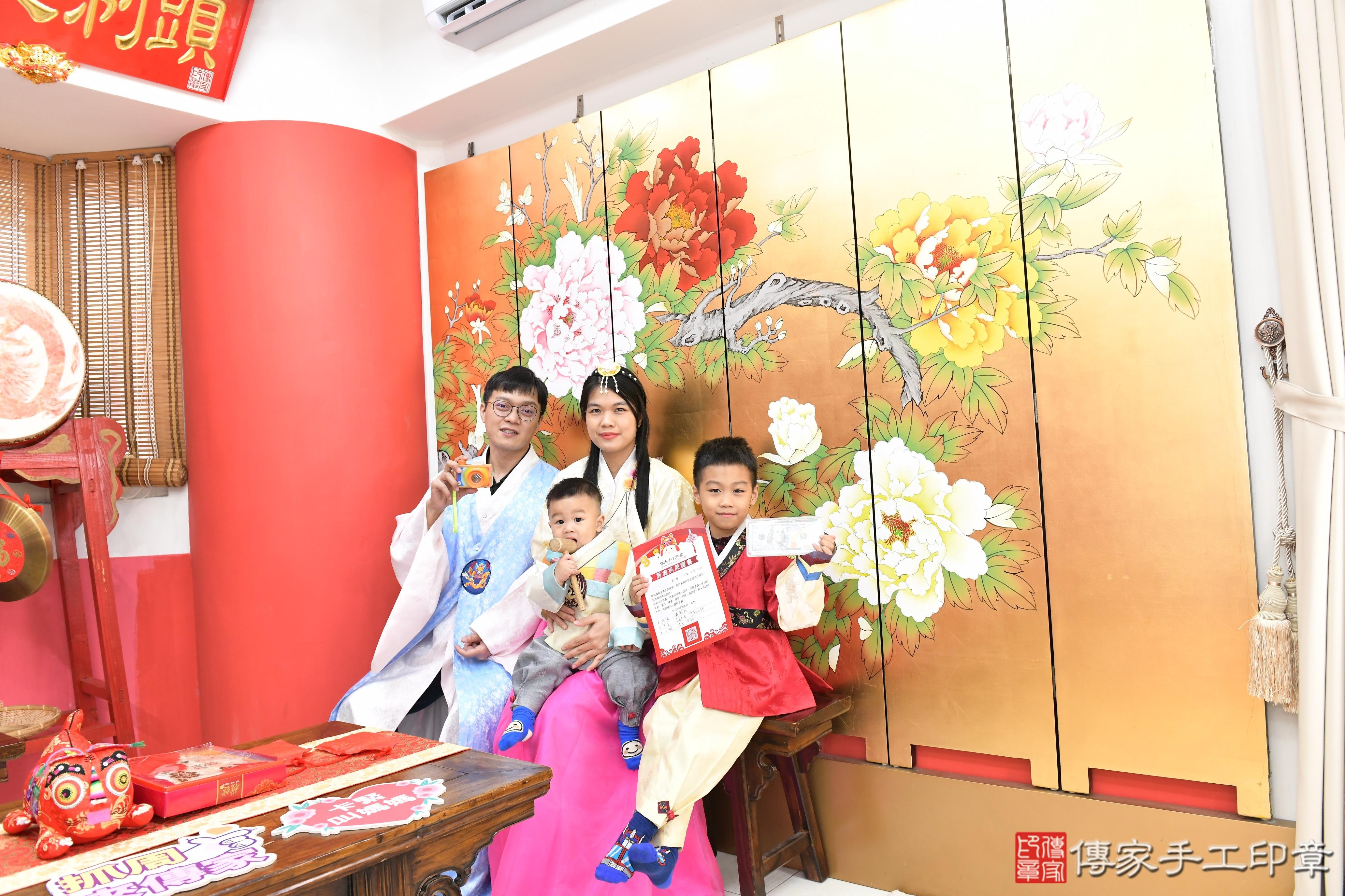 傳家手工印章高雄店、抓周、度脺、美式風會場、傳家嬰兒古禮、吉祥話、抓周道具物品24種、拍照。抓周證書。寶寶抓周、滿周歲、生日快樂、祝福 傳家手工印章高雄店、抓周、度脺、美式風會場、傳家嬰兒古禮、吉祥話、抓周道具物品24種、拍照。抓周證書。寶寶抓周、滿周歲、生日快樂、祝福