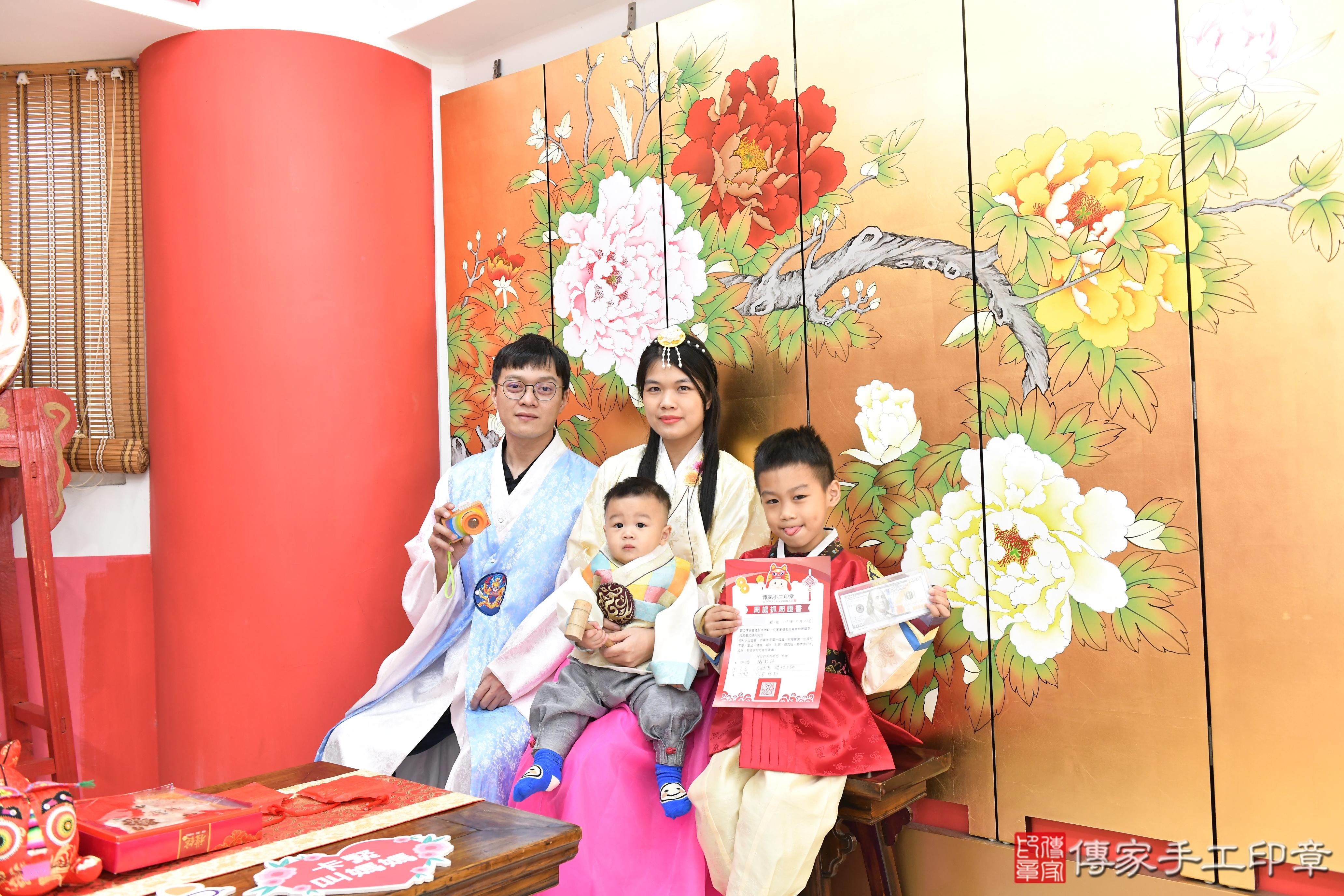 傳家手工印章高雄店、抓周、度脺、美式風會場、傳家嬰兒古禮、吉祥話、抓周道具物品24種、拍照。抓周證書。寶寶抓周、滿周歲、生日快樂、祝福 傳家手工印章高雄店、抓周、度脺、美式風會場、傳家嬰兒古禮、吉祥話、抓周道具物品24種、拍照。抓周證書。寶寶抓周、滿周歲、生日快樂、祝福