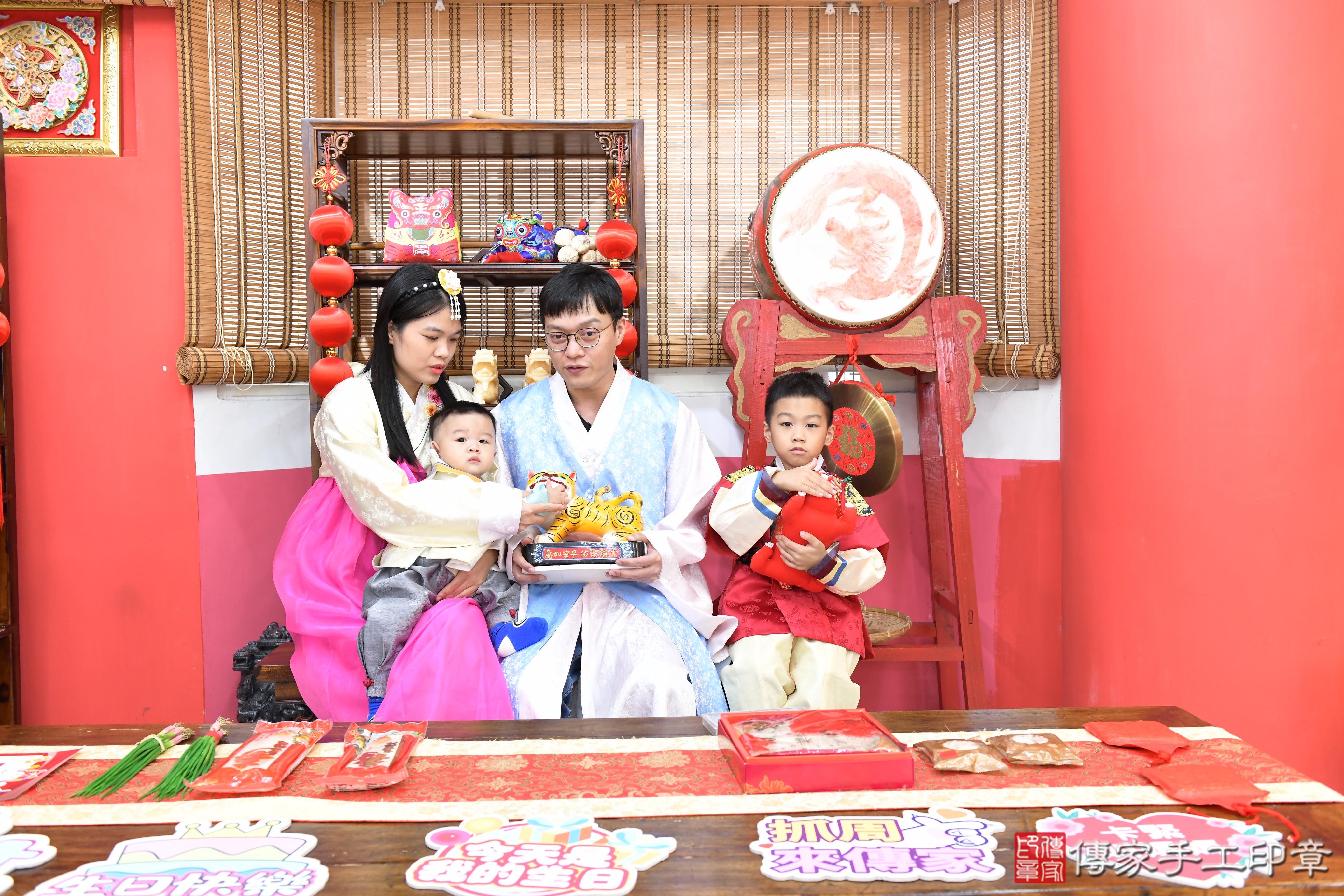 傳家手工印章高雄店、抓周、度脺、美式風會場、傳家嬰兒古禮、吉祥話、抓周道具物品24種、拍照。抓周證書。寶寶抓周、滿周歲、生日快樂、祝福 傳家手工印章高雄店、抓周、度脺、美式風會場、傳家嬰兒古禮、吉祥話、抓周道具物品24種、拍照。抓周證書。寶寶抓周、滿周歲、生日快樂、祝福