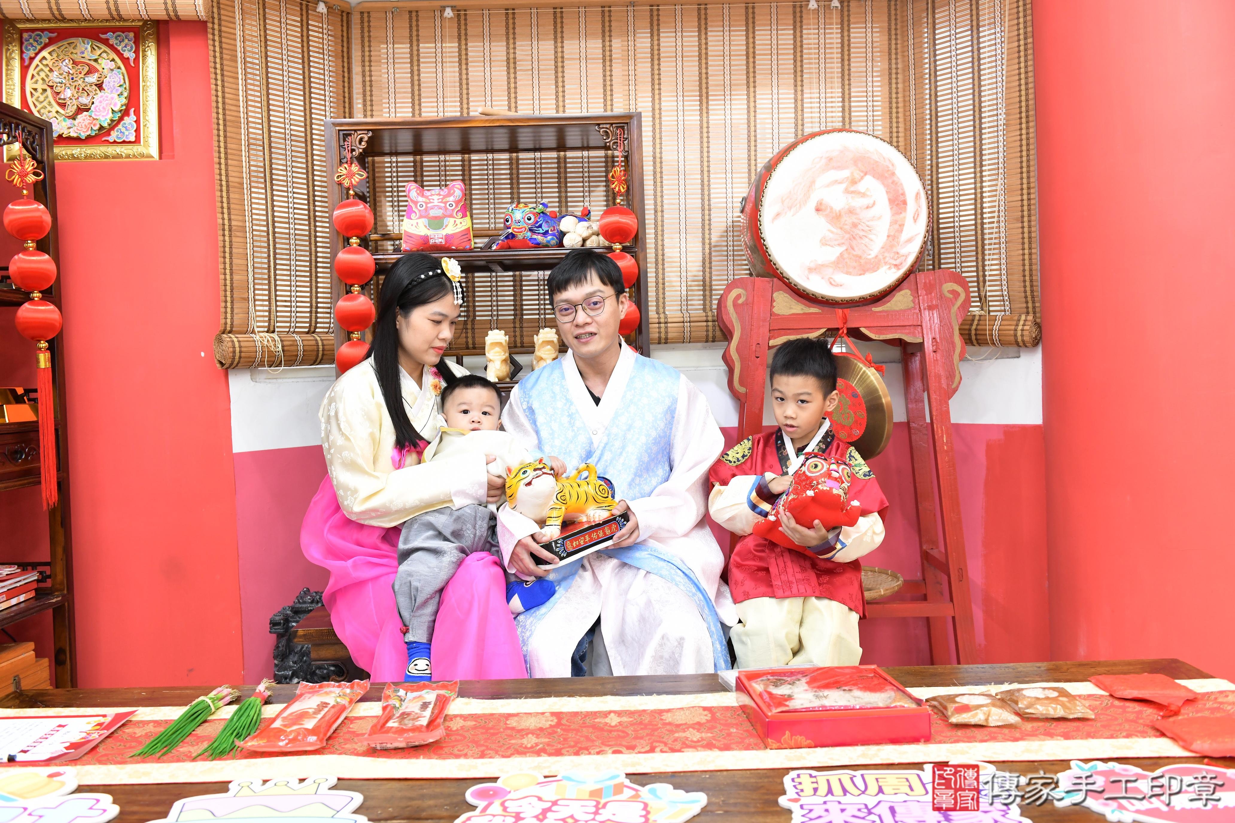 傳家手工印章高雄店、抓周、度脺、美式風會場、傳家嬰兒古禮、吉祥話、抓周道具物品24種、拍照。抓周證書。寶寶抓周、滿周歲、生日快樂、祝福 傳家手工印章高雄店、抓周、度脺、美式風會場、傳家嬰兒古禮、吉祥話、抓周道具物品24種、拍照。抓周證書。寶寶抓周、滿周歲、生日快樂、祝福