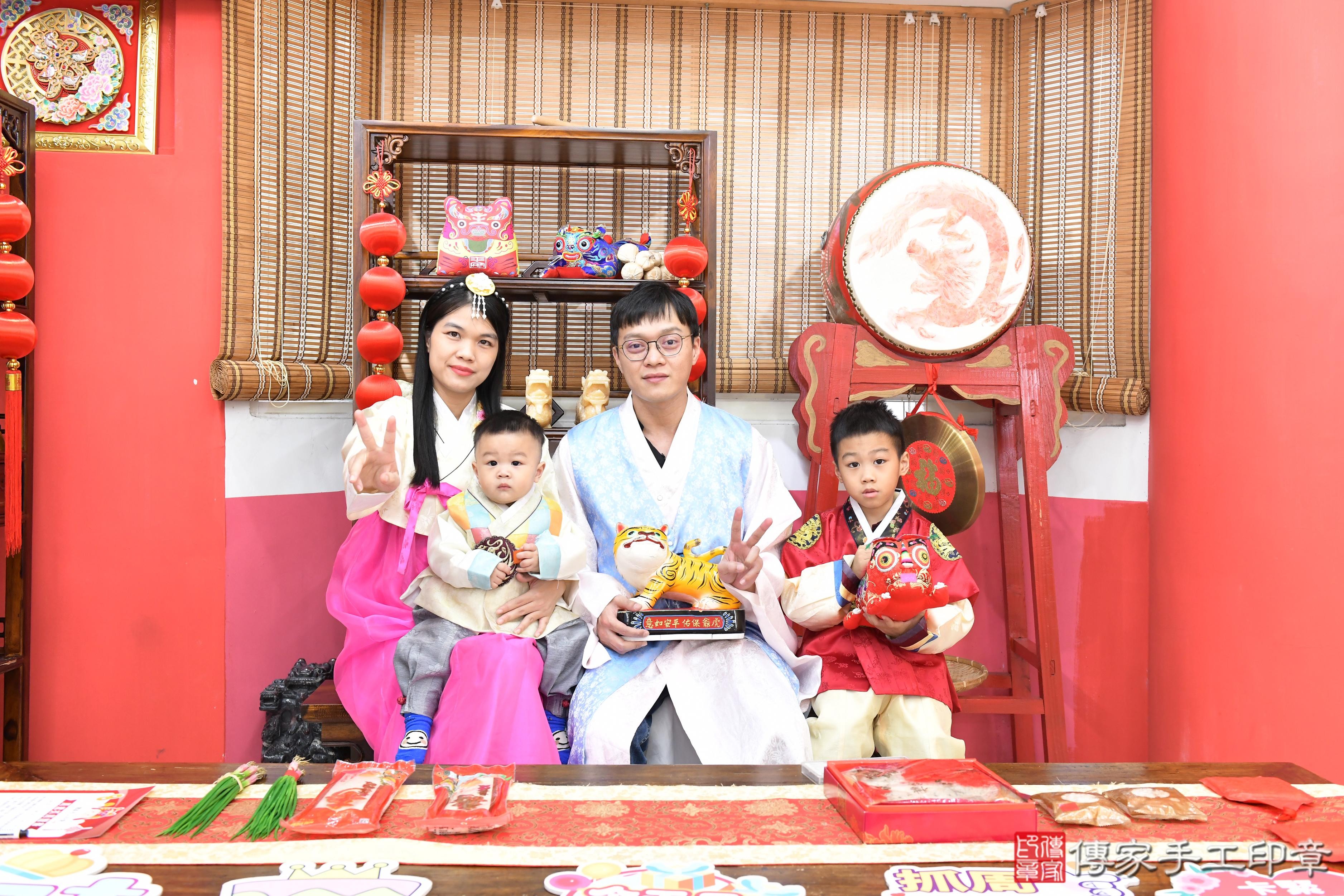 傳家手工印章高雄店、抓周、度脺、美式風會場、傳家嬰兒古禮、吉祥話、抓周道具物品24種、拍照。抓周證書。寶寶抓周、滿周歲、生日快樂、祝福 傳家手工印章高雄店、抓周、度脺、美式風會場、傳家嬰兒古禮、吉祥話、抓周道具物品24種、拍照。抓周證書。寶寶抓周、滿周歲、生日快樂、祝福