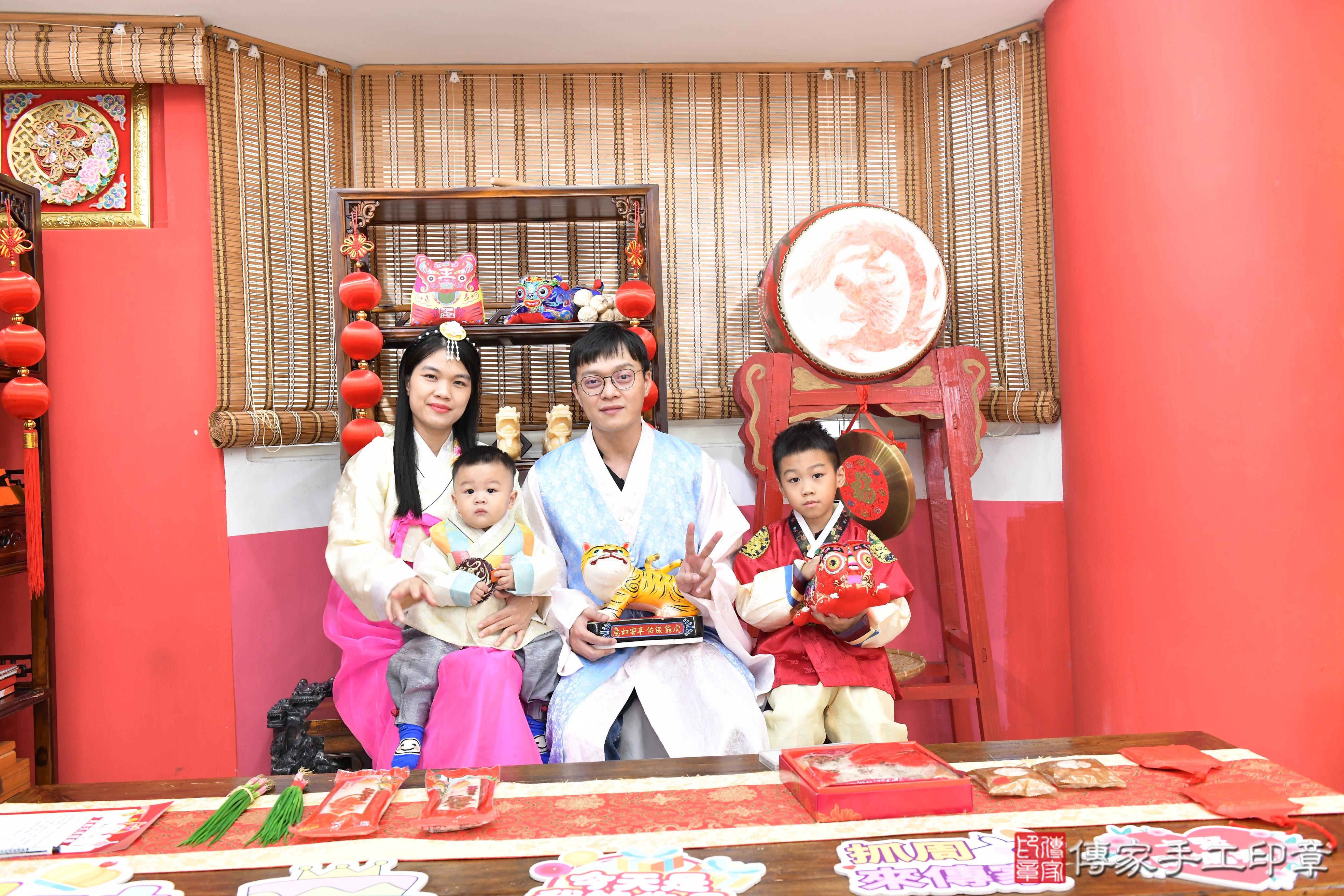 傳家手工印章高雄店、抓周、度脺、美式風會場、傳家嬰兒古禮、吉祥話、抓周道具物品24種、拍照。抓周證書。寶寶抓周、滿周歲、生日快樂、祝福 傳家手工印章高雄店、抓周、度脺、美式風會場、傳家嬰兒古禮、吉祥話、抓周道具物品24種、拍照。抓周證書。寶寶抓周、滿周歲、生日快樂、祝福