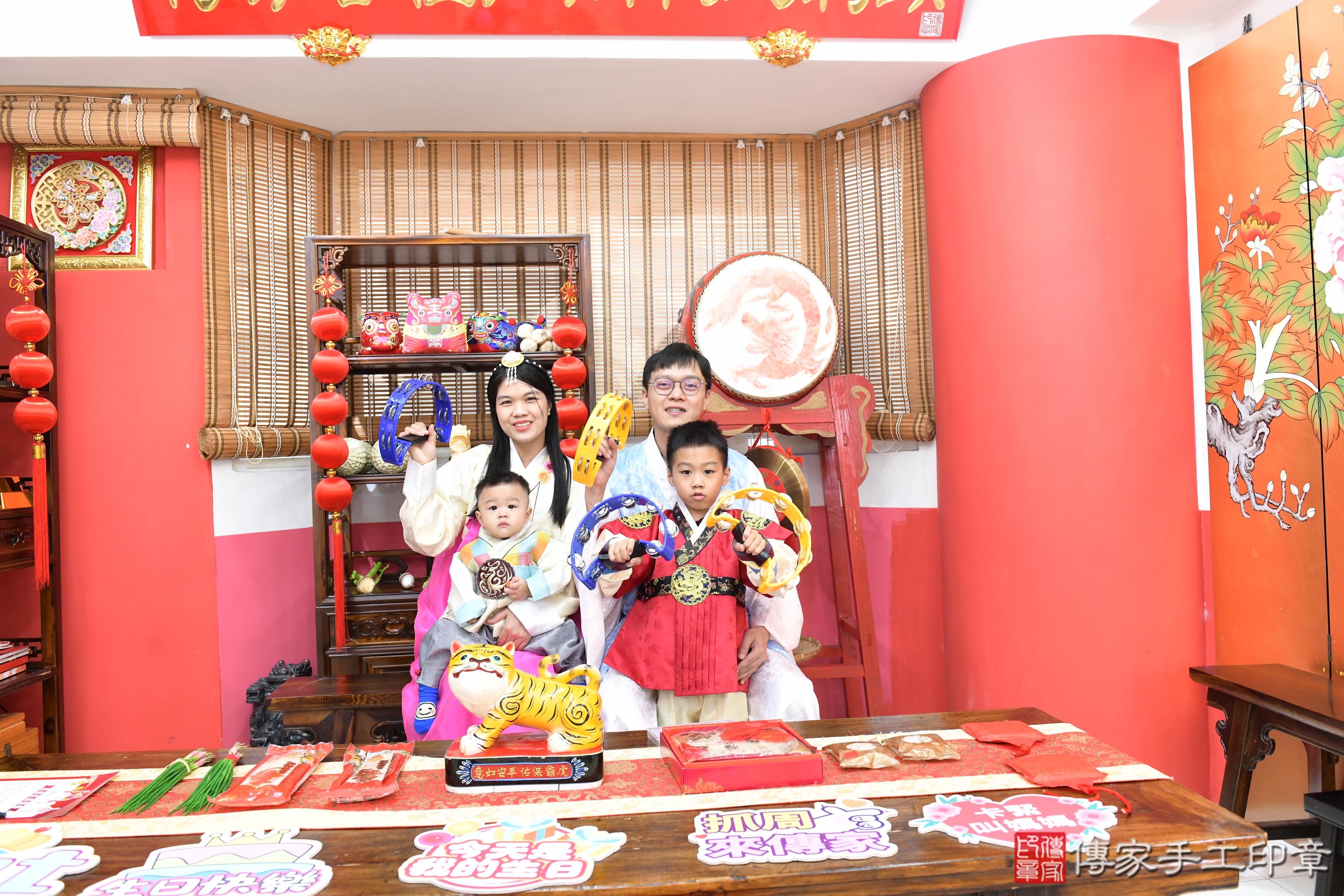 傳家手工印章高雄店、抓周、度脺、美式風會場、傳家嬰兒古禮、吉祥話、抓周道具物品24種、拍照。抓周證書。寶寶抓周、滿周歲、生日快樂、祝福 傳家手工印章高雄店、抓周、度脺、美式風會場、傳家嬰兒古禮、吉祥話、抓周道具物品24種、拍照。抓周證書。寶寶抓周、滿周歲、生日快樂、祝福