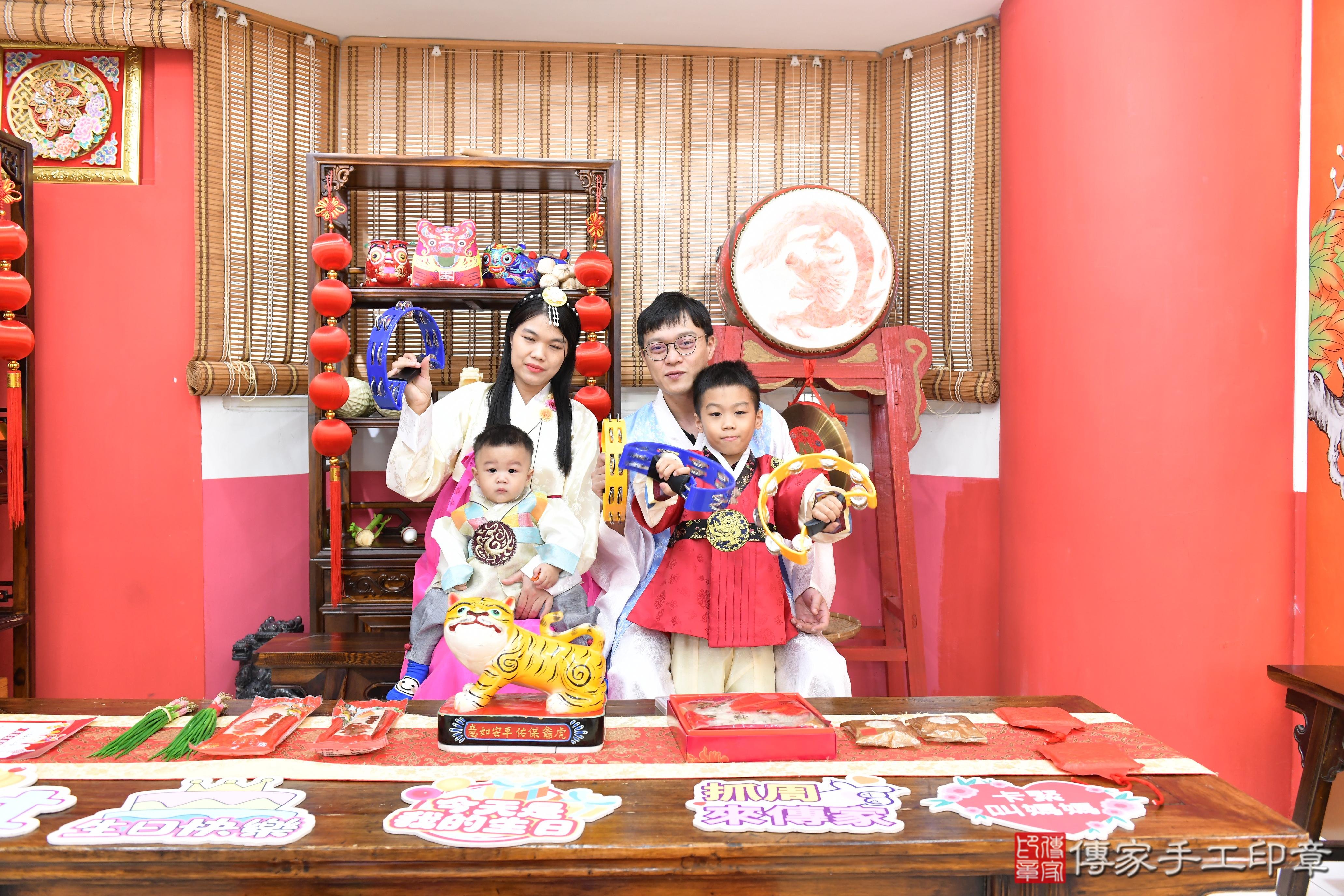 傳家手工印章高雄店、抓周、度脺、美式風會場、傳家嬰兒古禮、吉祥話、抓周道具物品24種、拍照。抓周證書。寶寶抓周、滿周歲、生日快樂、祝福 傳家手工印章高雄店、抓周、度脺、美式風會場、傳家嬰兒古禮、吉祥話、抓周道具物品24種、拍照。抓周證書。寶寶抓周、滿周歲、生日快樂、祝福