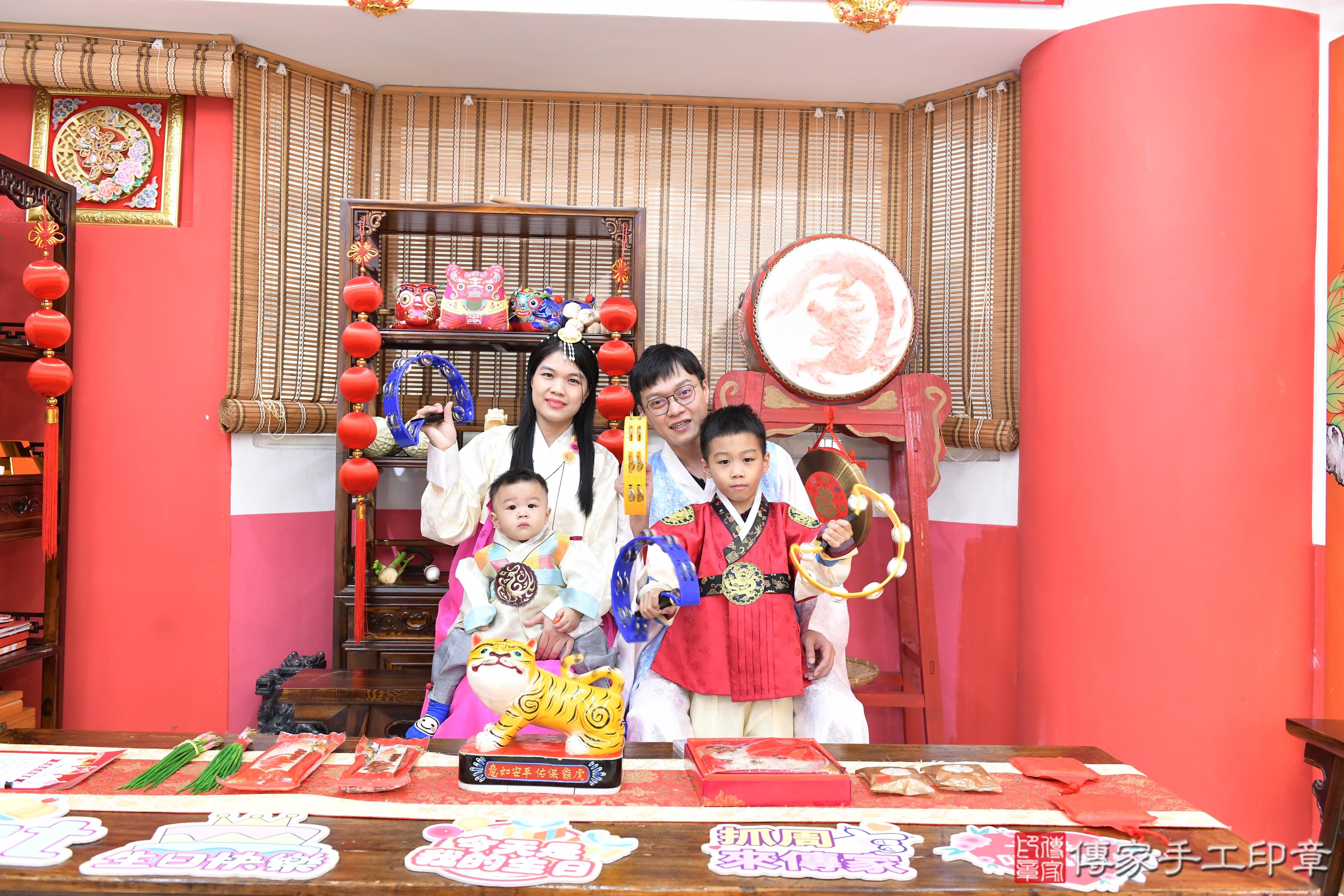 傳家手工印章高雄店、抓周、度脺、美式風會場、傳家嬰兒古禮、吉祥話、抓周道具物品24種、拍照。抓周證書。寶寶抓周、滿周歲、生日快樂、祝福 傳家手工印章高雄店、抓周、度脺、美式風會場、傳家嬰兒古禮、吉祥話、抓周道具物品24種、拍照。抓周證書。寶寶抓周、滿周歲、生日快樂、祝福