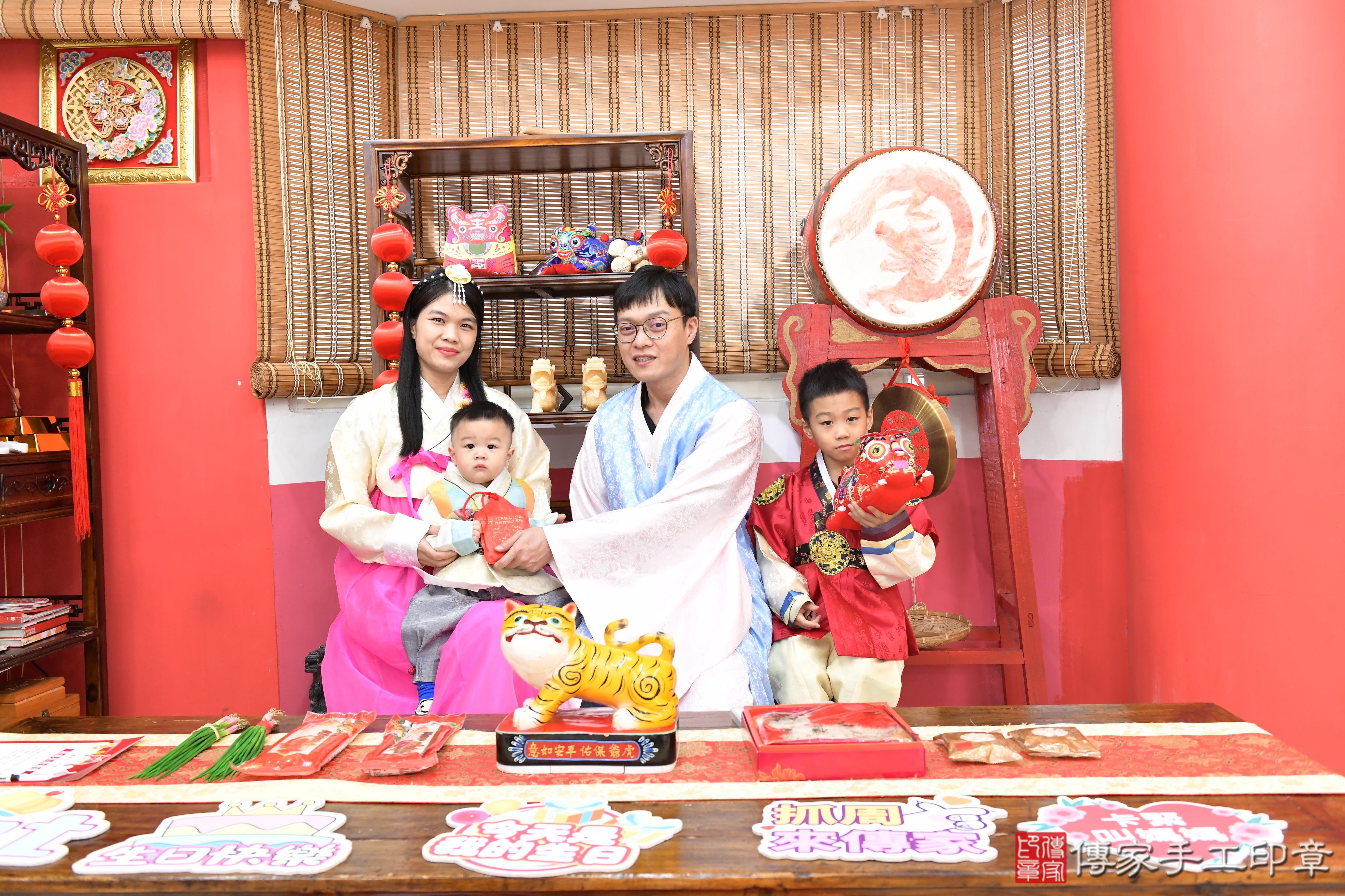 傳家手工印章高雄店、抓周、度脺、美式風會場、傳家嬰兒古禮、吉祥話、抓周道具物品24種、拍照。抓周證書。寶寶抓周、滿周歲、生日快樂、祝福 傳家手工印章高雄店、抓周、度脺、美式風會場、傳家嬰兒古禮、吉祥話、抓周道具物品24種、拍照。抓周證書。寶寶抓周、滿周歲、生日快樂、祝福