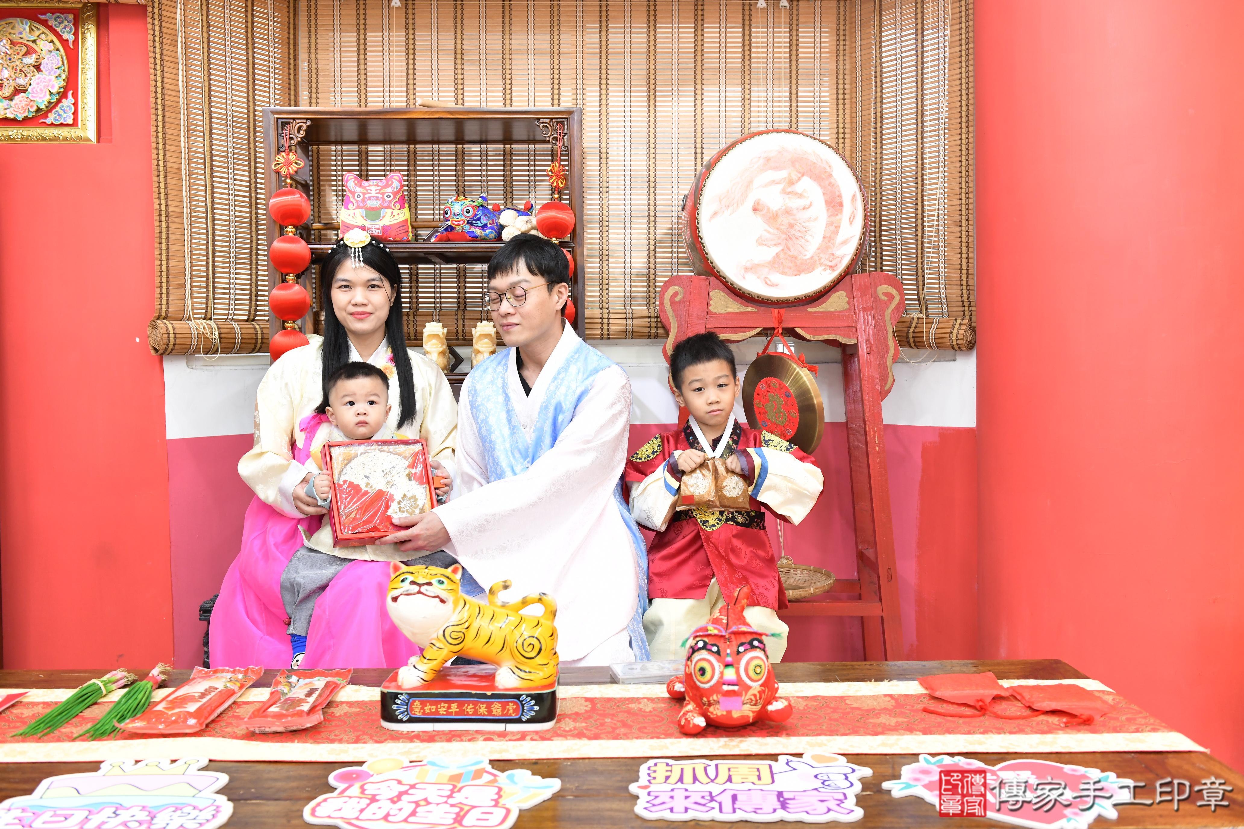 傳家手工印章高雄店、抓周、度脺、美式風會場、傳家嬰兒古禮、吉祥話、抓周道具物品24種、拍照。抓周證書。寶寶抓周、滿周歲、生日快樂、祝福 傳家手工印章高雄店、抓周、度脺、美式風會場、傳家嬰兒古禮、吉祥話、抓周道具物品24種、拍照。抓周證書。寶寶抓周、滿周歲、生日快樂、祝福