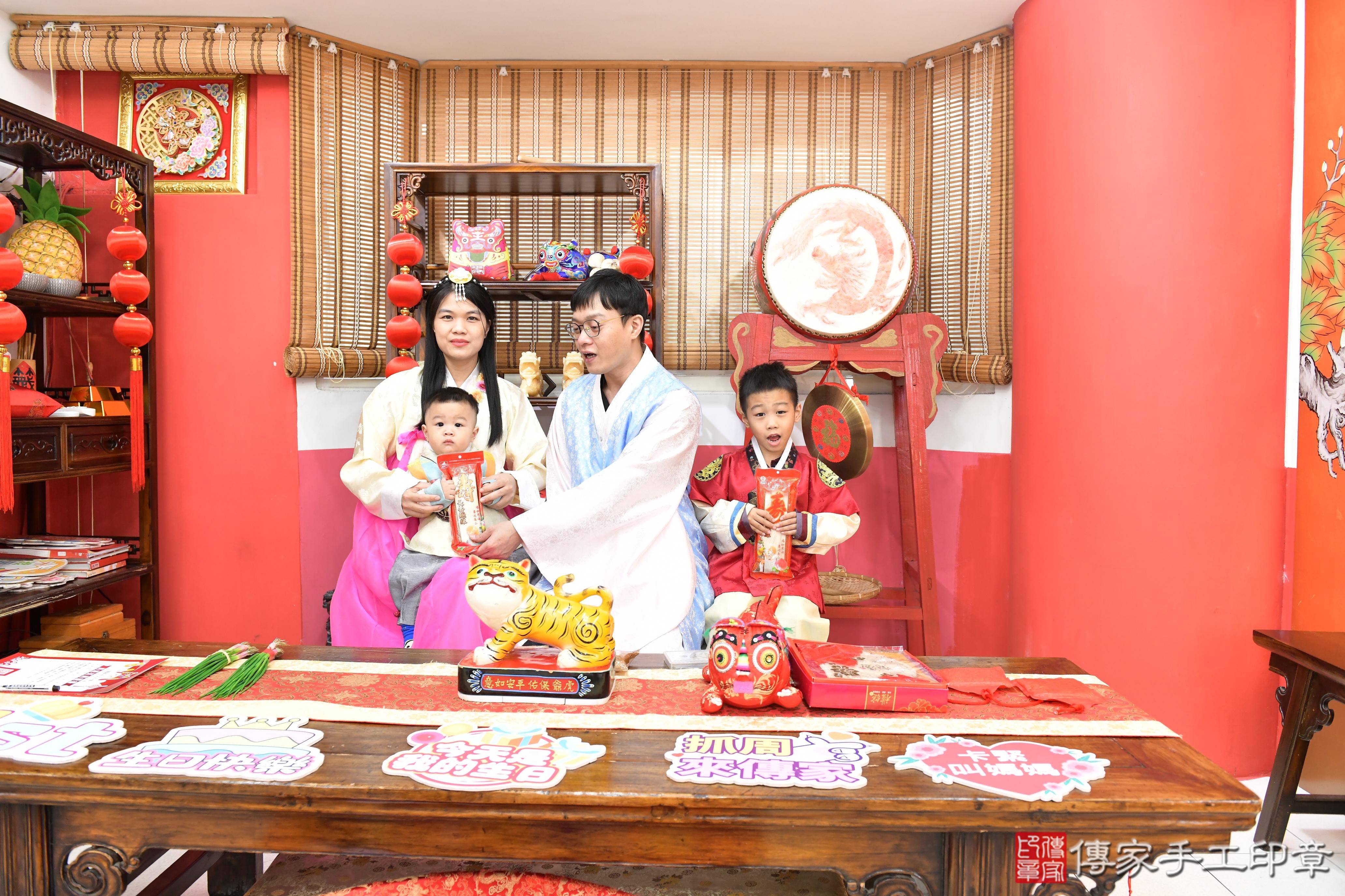 傳家手工印章高雄店、抓周、度脺、美式風會場、傳家嬰兒古禮、吉祥話、抓周道具物品24種、拍照。抓周證書。寶寶抓周、滿周歲、生日快樂、祝福 傳家手工印章高雄店、抓周、度脺、美式風會場、傳家嬰兒古禮、吉祥話、抓周道具物品24種、拍照。抓周證書。寶寶抓周、滿周歲、生日快樂、祝福