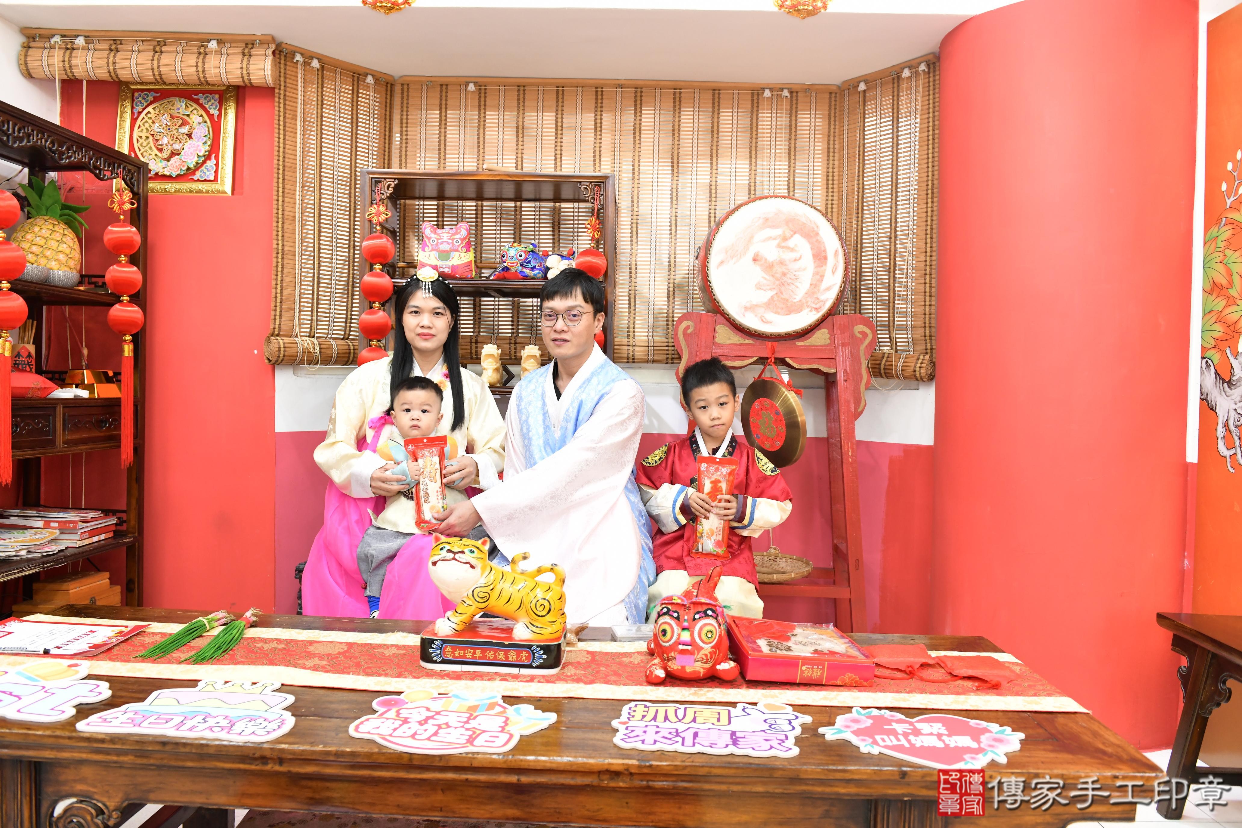 傳家手工印章高雄店、抓周、度脺、美式風會場、傳家嬰兒古禮、吉祥話、抓周道具物品24種、拍照。抓周證書。寶寶抓周、滿周歲、生日快樂、祝福 傳家手工印章高雄店、抓周、度脺、美式風會場、傳家嬰兒古禮、吉祥話、抓周道具物品24種、拍照。抓周證書。寶寶抓周、滿周歲、生日快樂、祝福