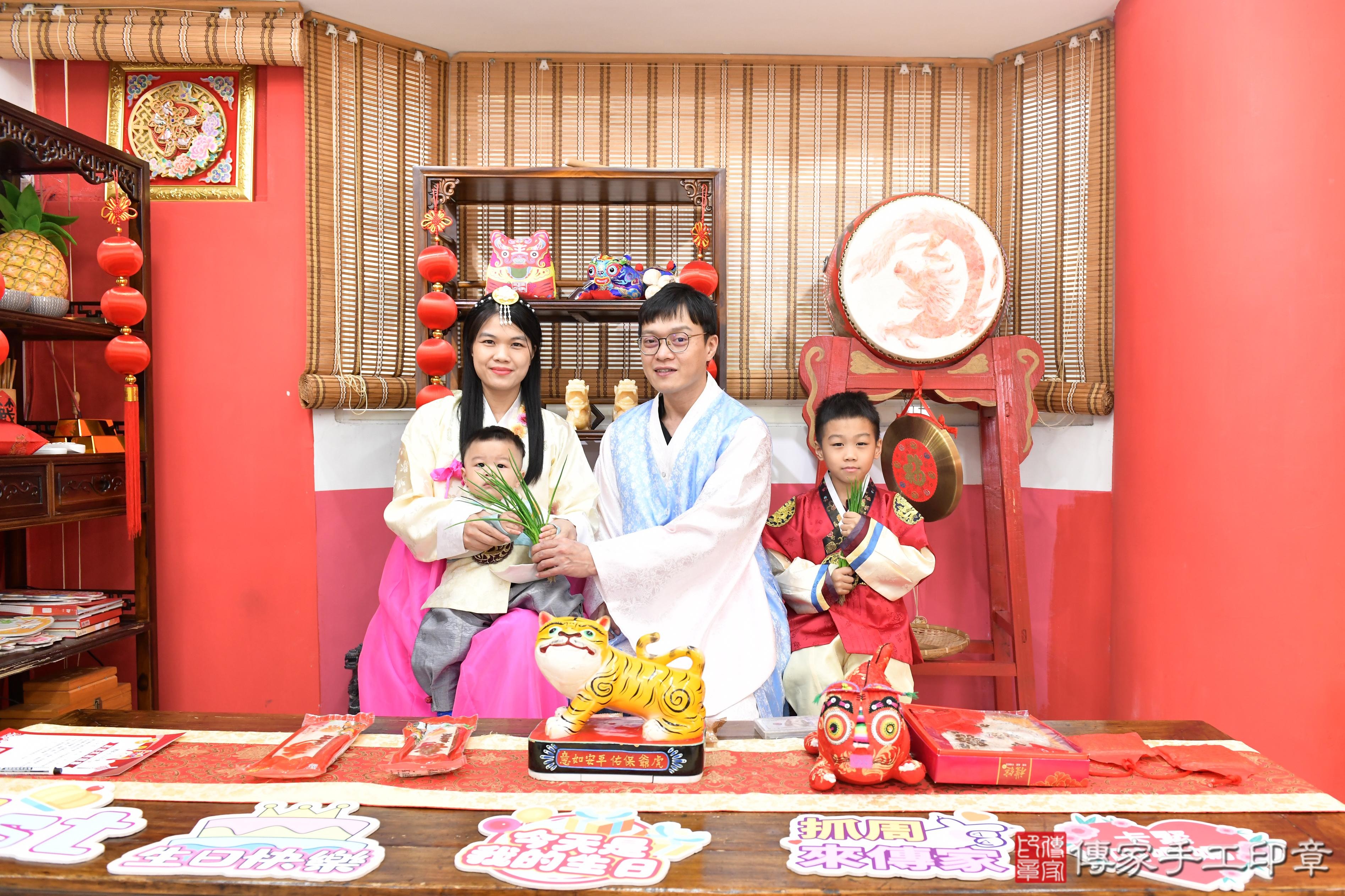 傳家手工印章高雄店、抓周、度脺、美式風會場、傳家嬰兒古禮、吉祥話、抓周道具物品24種、拍照。抓周證書。寶寶抓周、滿周歲、生日快樂、祝福 傳家手工印章高雄店、抓周、度脺、美式風會場、傳家嬰兒古禮、吉祥話、抓周道具物品24種、拍照。抓周證書。寶寶抓周、滿周歲、生日快樂、祝福