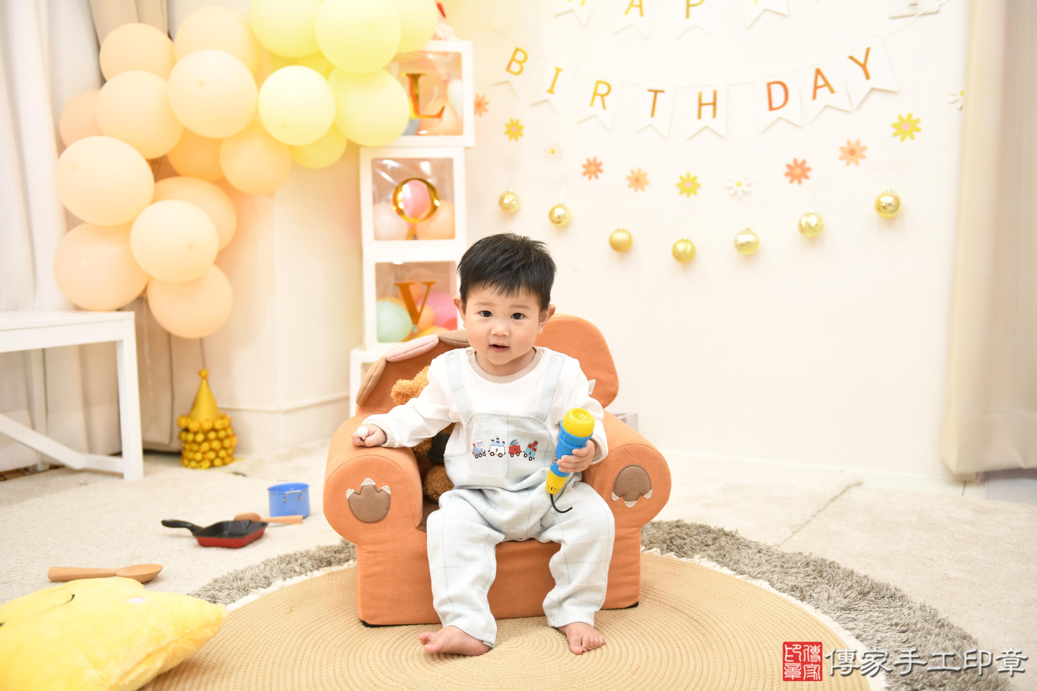 傳家手工印章高雄店、抓周、度脺、美式風會場、傳家嬰兒古禮、吉祥話、抓周道具物品24種、拍照。抓周證書。寶寶抓周、滿周歲、生日快樂、祝福