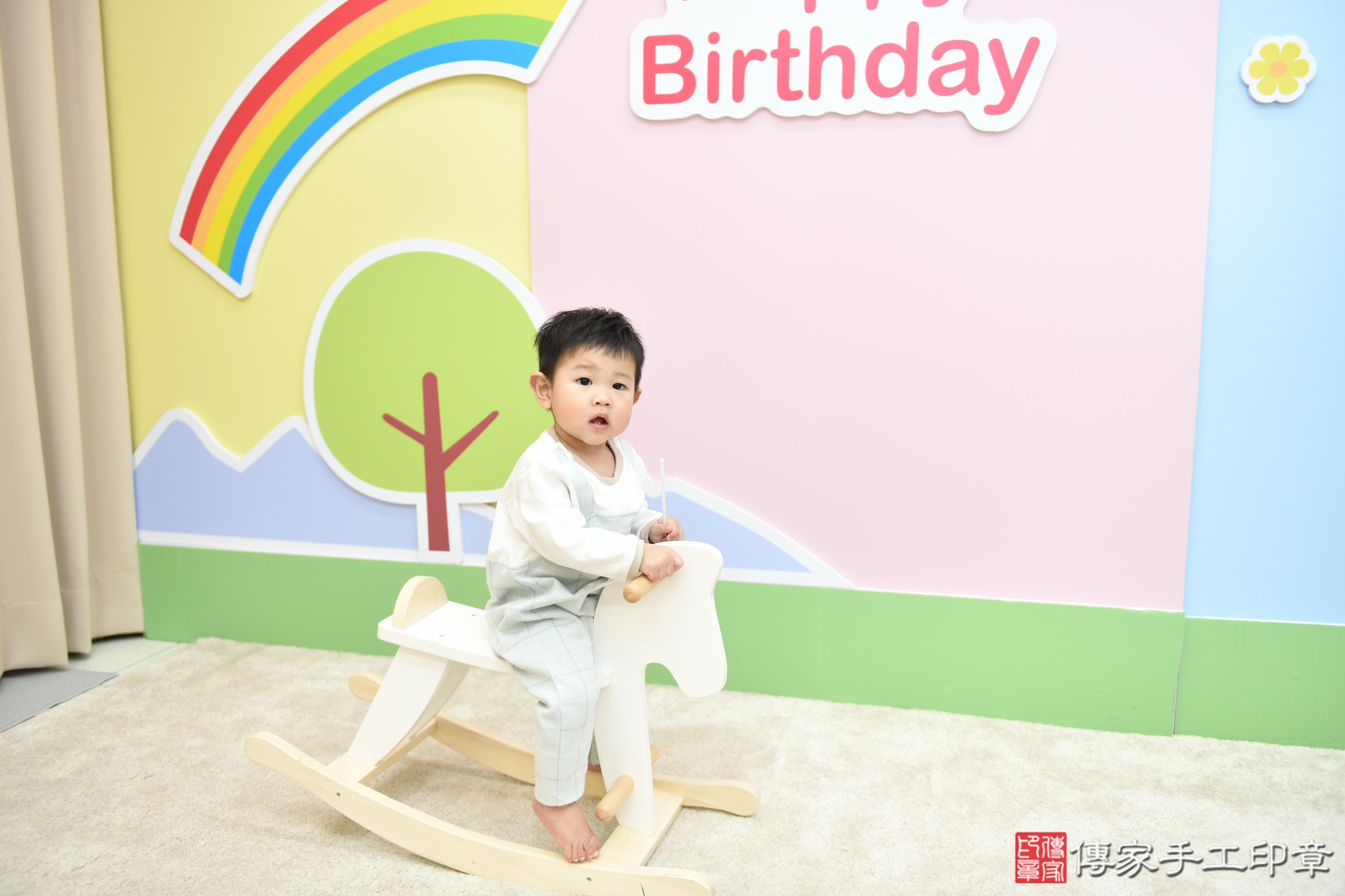 傳家手工印章高雄店、抓周、度脺、美式風會場、傳家嬰兒古禮、吉祥話、抓周道具物品24種、拍照。抓周證書。寶寶抓周、滿周歲、生日快樂、祝福