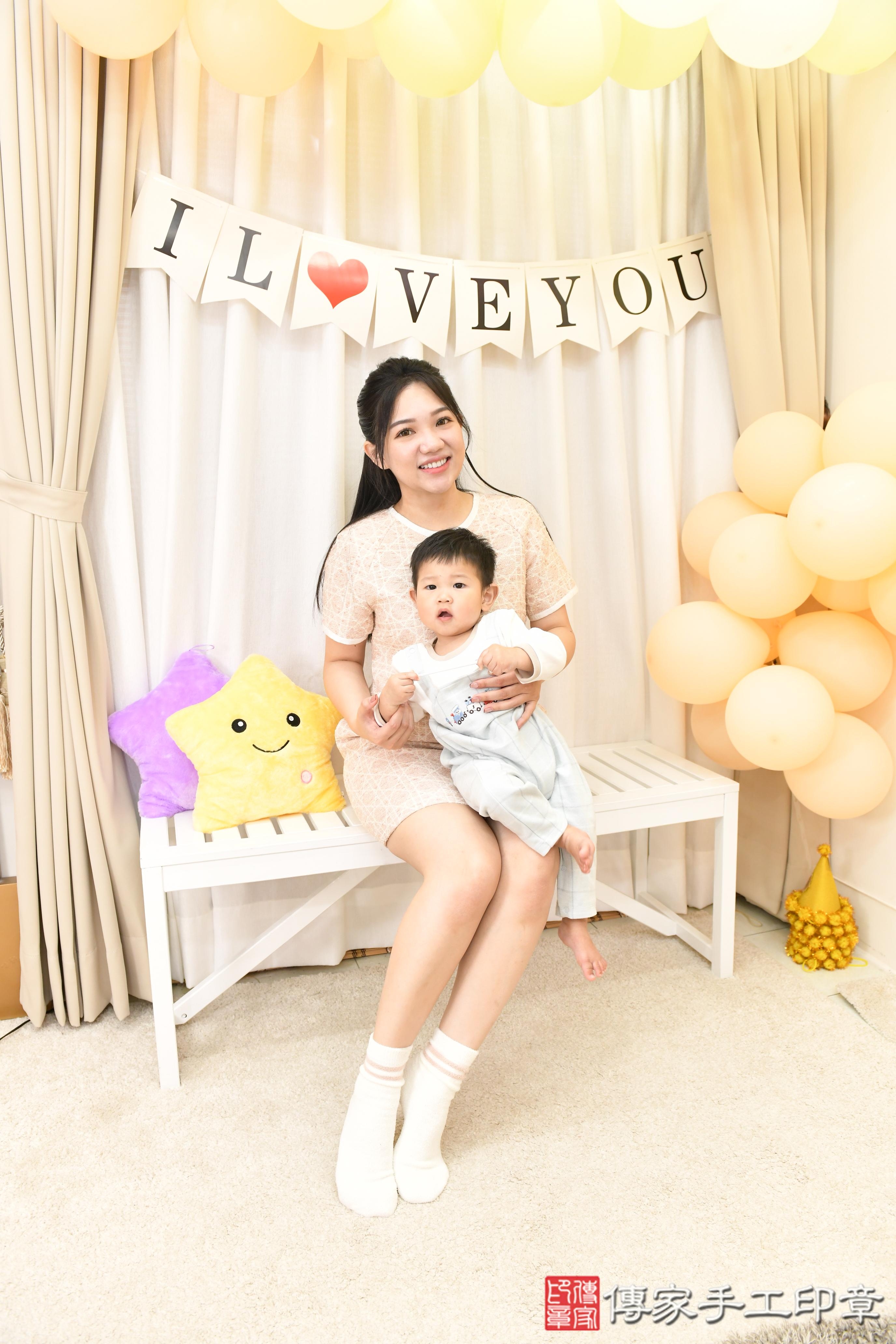 傳家手工印章高雄店、抓周、度脺、美式風會場、傳家嬰兒古禮、吉祥話、抓周道具物品24種、拍照。抓周證書。寶寶抓周、滿周歲、生日快樂、祝福