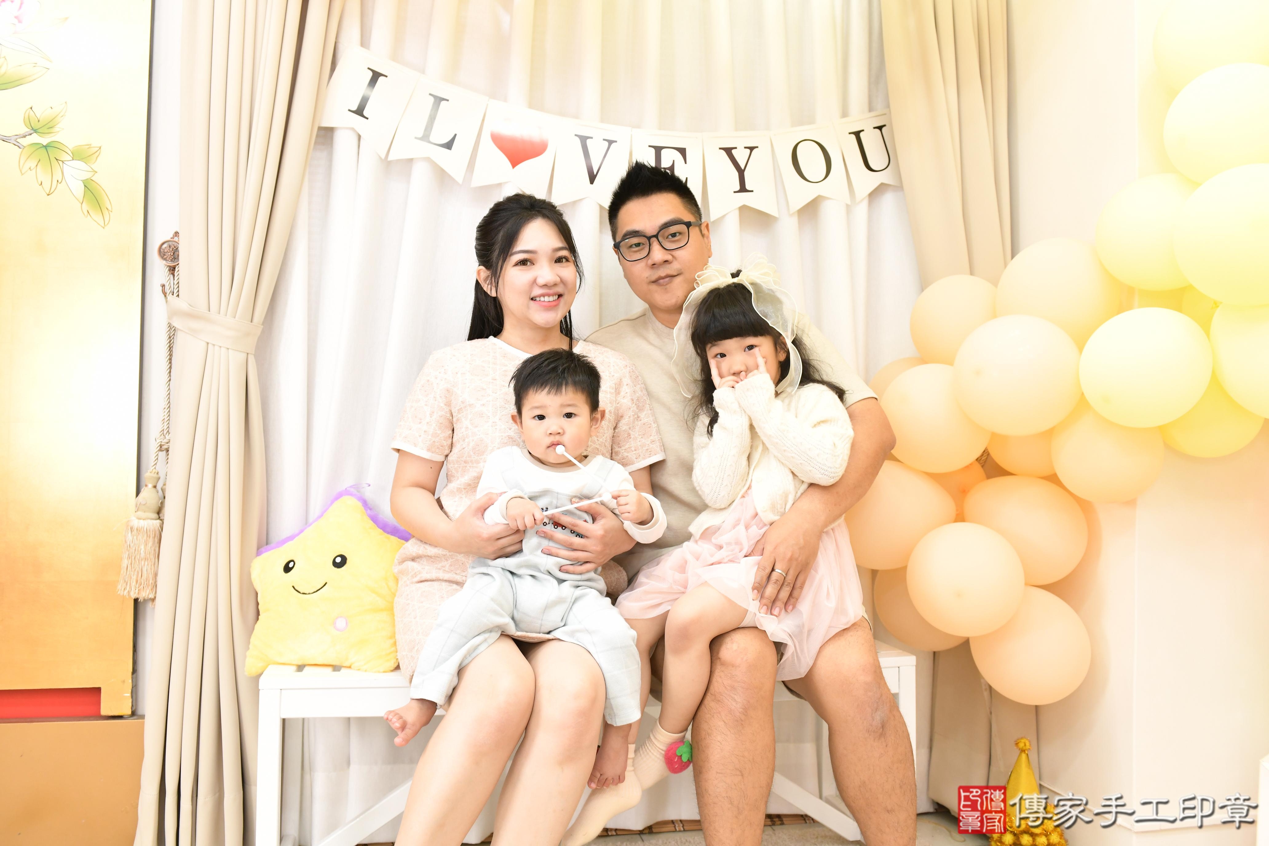 傳家手工印章高雄店、抓周、度脺、美式風會場、傳家嬰兒古禮、吉祥話、抓周道具物品24種、拍照。抓周證書。寶寶抓周、滿周歲、生日快樂、祝福