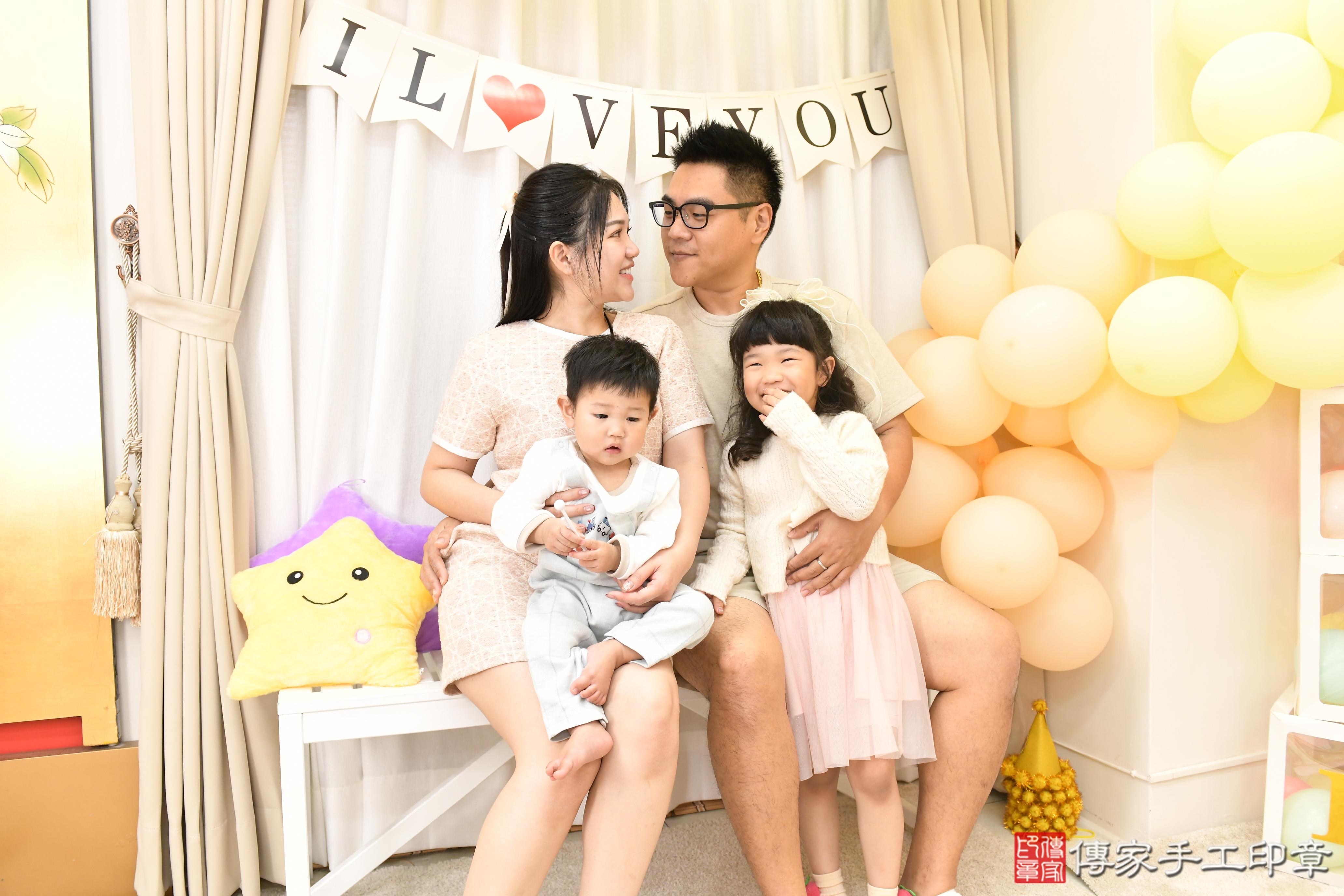 傳家手工印章高雄店、抓周、度脺、美式風會場、傳家嬰兒古禮、吉祥話、抓周道具物品24種、拍照。抓周證書。寶寶抓周、滿周歲、生日快樂、祝福