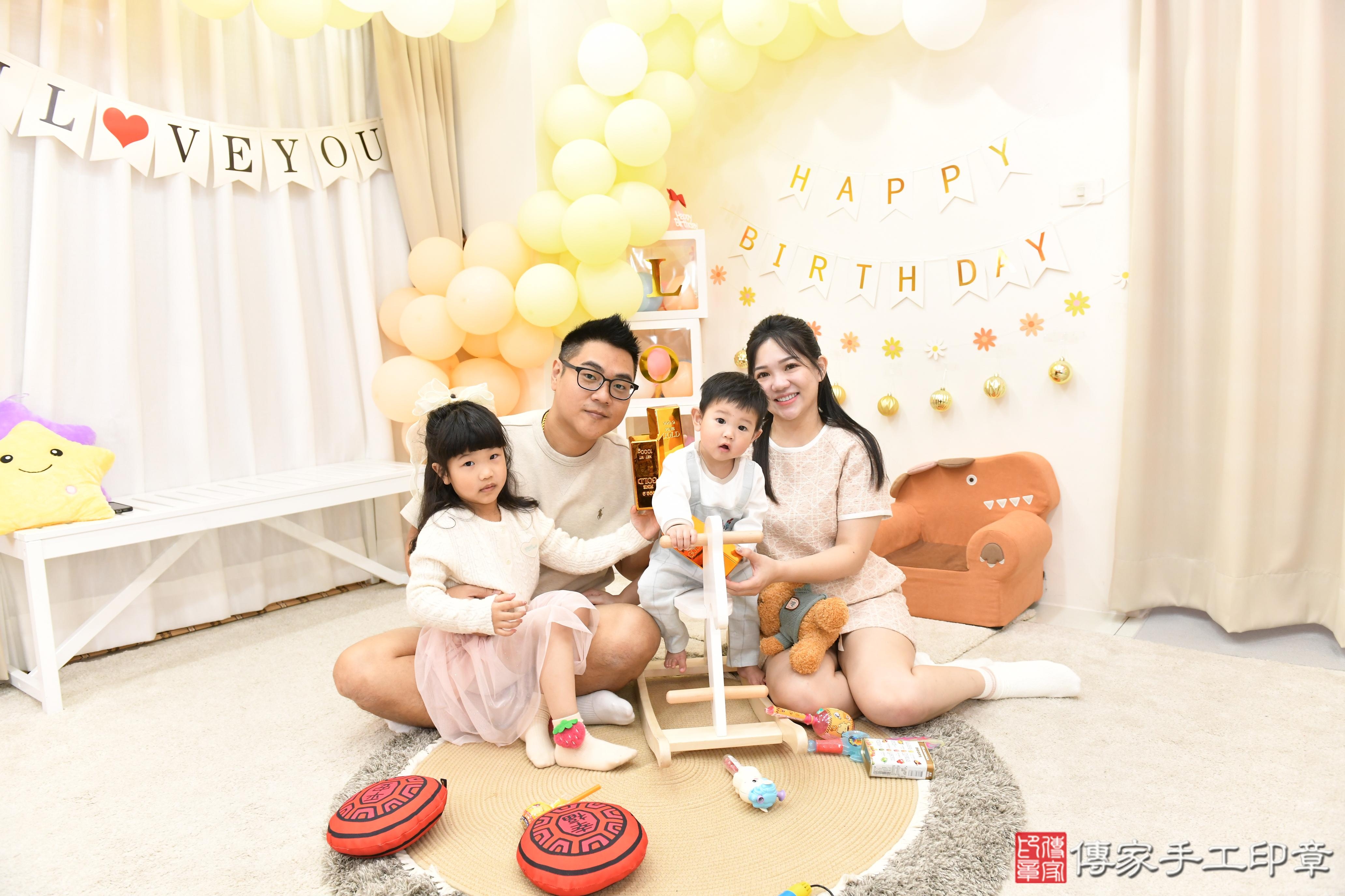 傳家手工印章高雄店、抓周、度脺、美式風會場、傳家嬰兒古禮、吉祥話、抓周道具物品24種、拍照。抓周證書。寶寶抓周、滿周歲、生日快樂、祝福