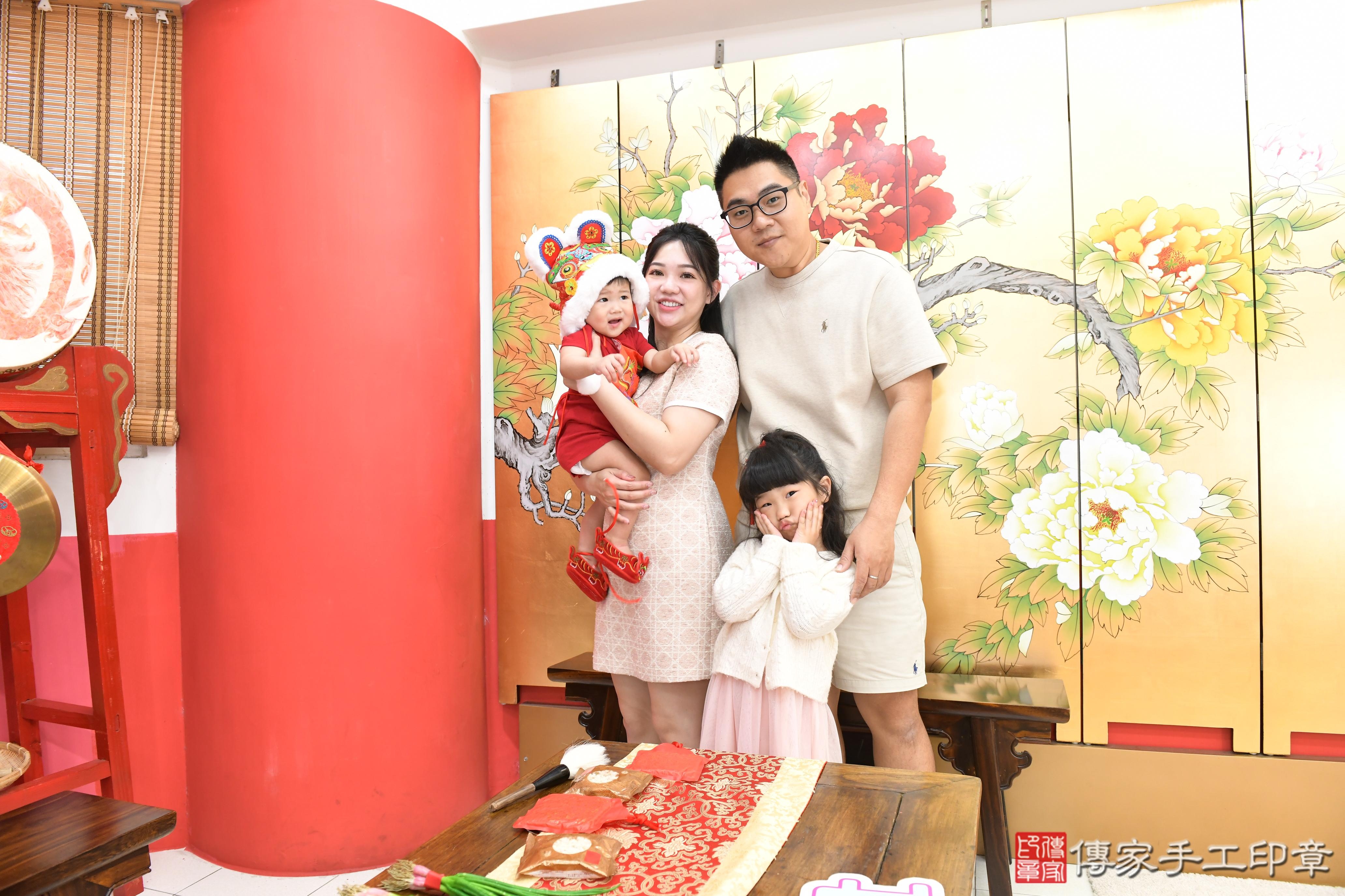 傳家手工印章高雄店、抓周、度脺、美式風會場、傳家嬰兒古禮、吉祥話、抓周道具物品24種、拍照。抓周證書。寶寶抓周、滿周歲、生日快樂、祝福