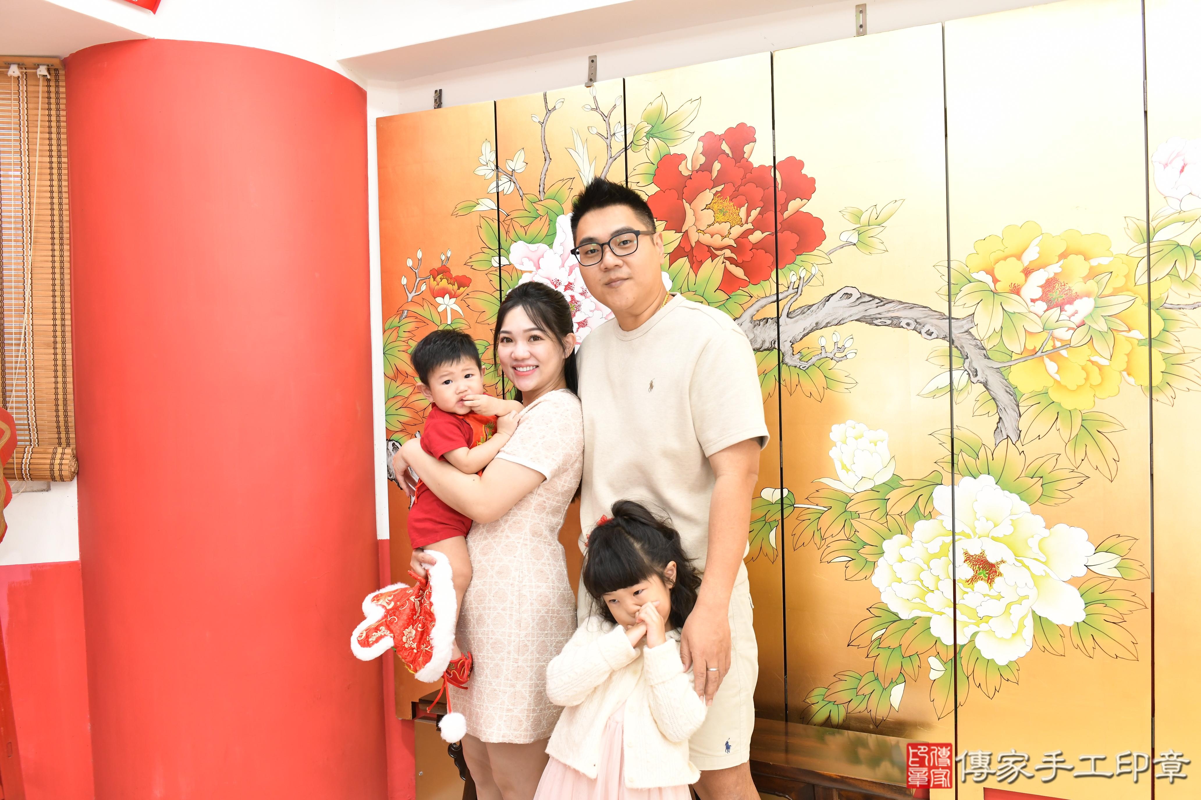 傳家手工印章高雄店、抓周、度脺、美式風會場、傳家嬰兒古禮、吉祥話、抓周道具物品24種、拍照。抓周證書。寶寶抓周、滿周歲、生日快樂、祝福