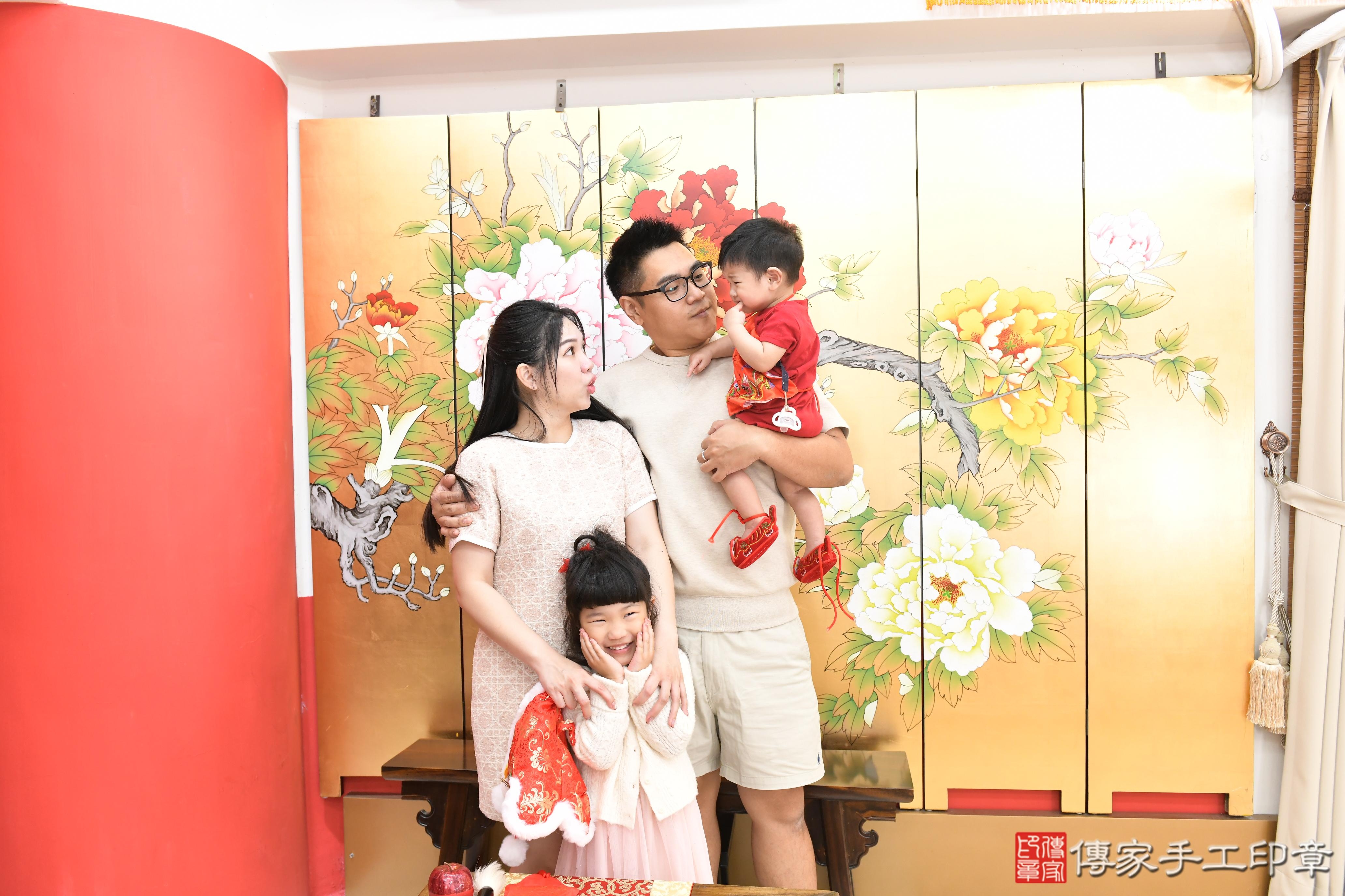 傳家手工印章高雄店、抓周、度脺、美式風會場、傳家嬰兒古禮、吉祥話、抓周道具物品24種、拍照。抓周證書。寶寶抓周、滿周歲、生日快樂、祝福