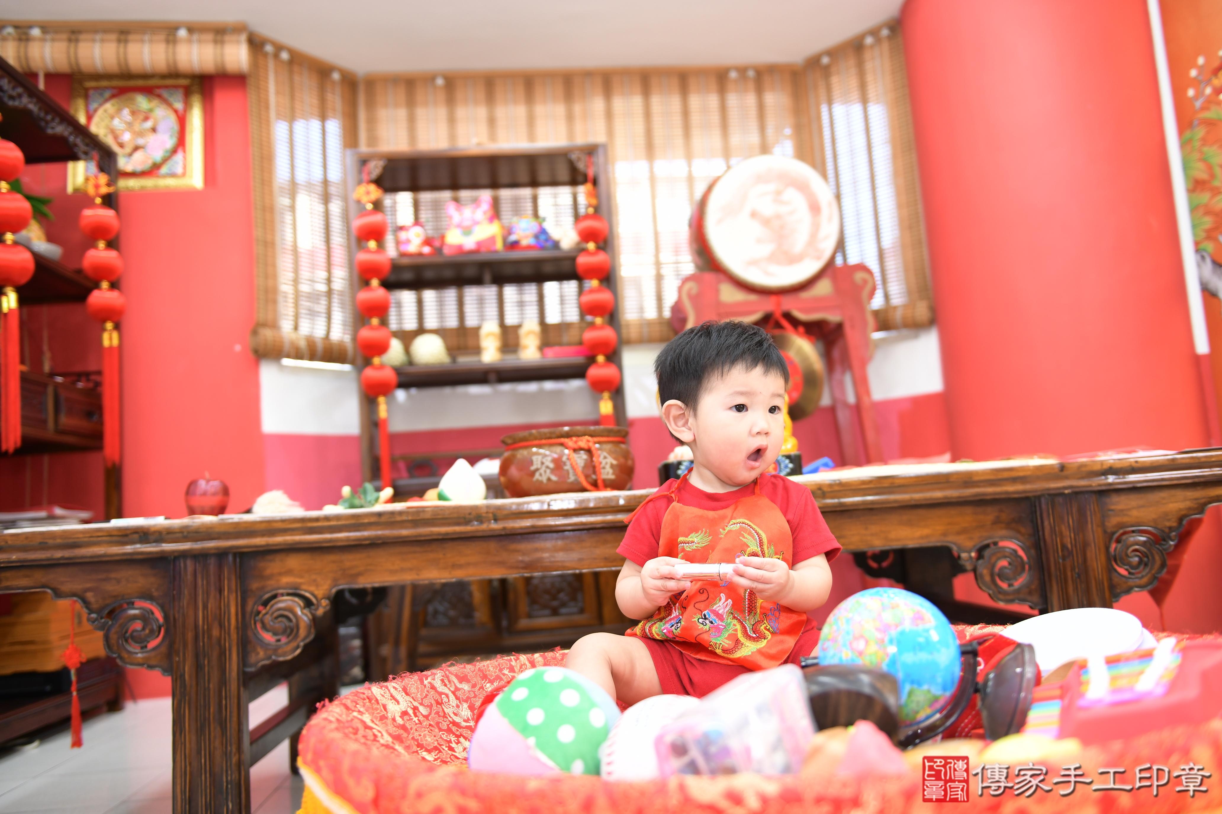 傳家手工印章高雄店、抓周、度脺、美式風會場、傳家嬰兒古禮、吉祥話、抓周道具物品24種、拍照。抓周證書。寶寶抓周、滿周歲、生日快樂、祝福