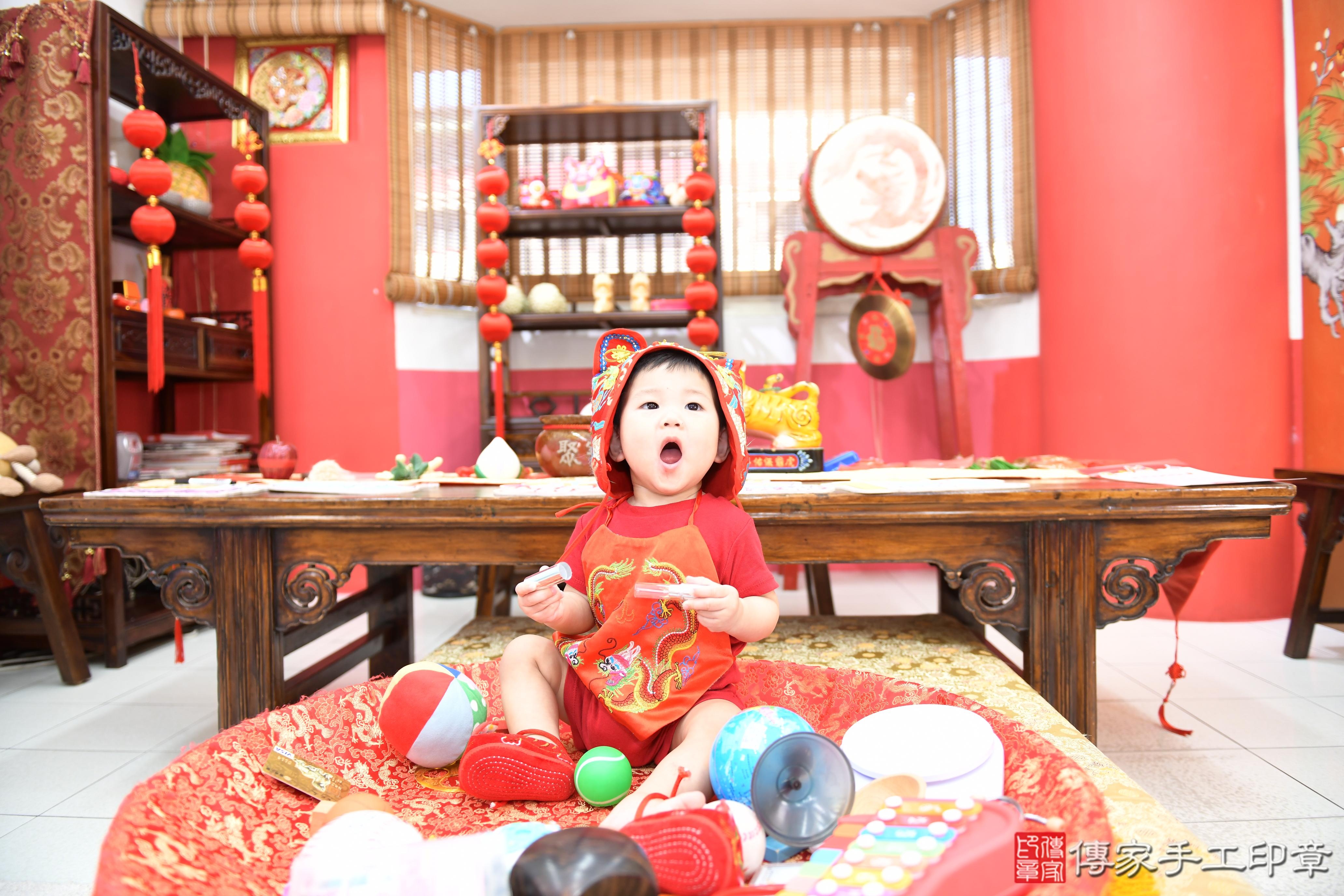 傳家手工印章高雄店、抓周、度脺、美式風會場、傳家嬰兒古禮、吉祥話、抓周道具物品24種、拍照。抓周證書。寶寶抓周、滿周歲、生日快樂、祝福