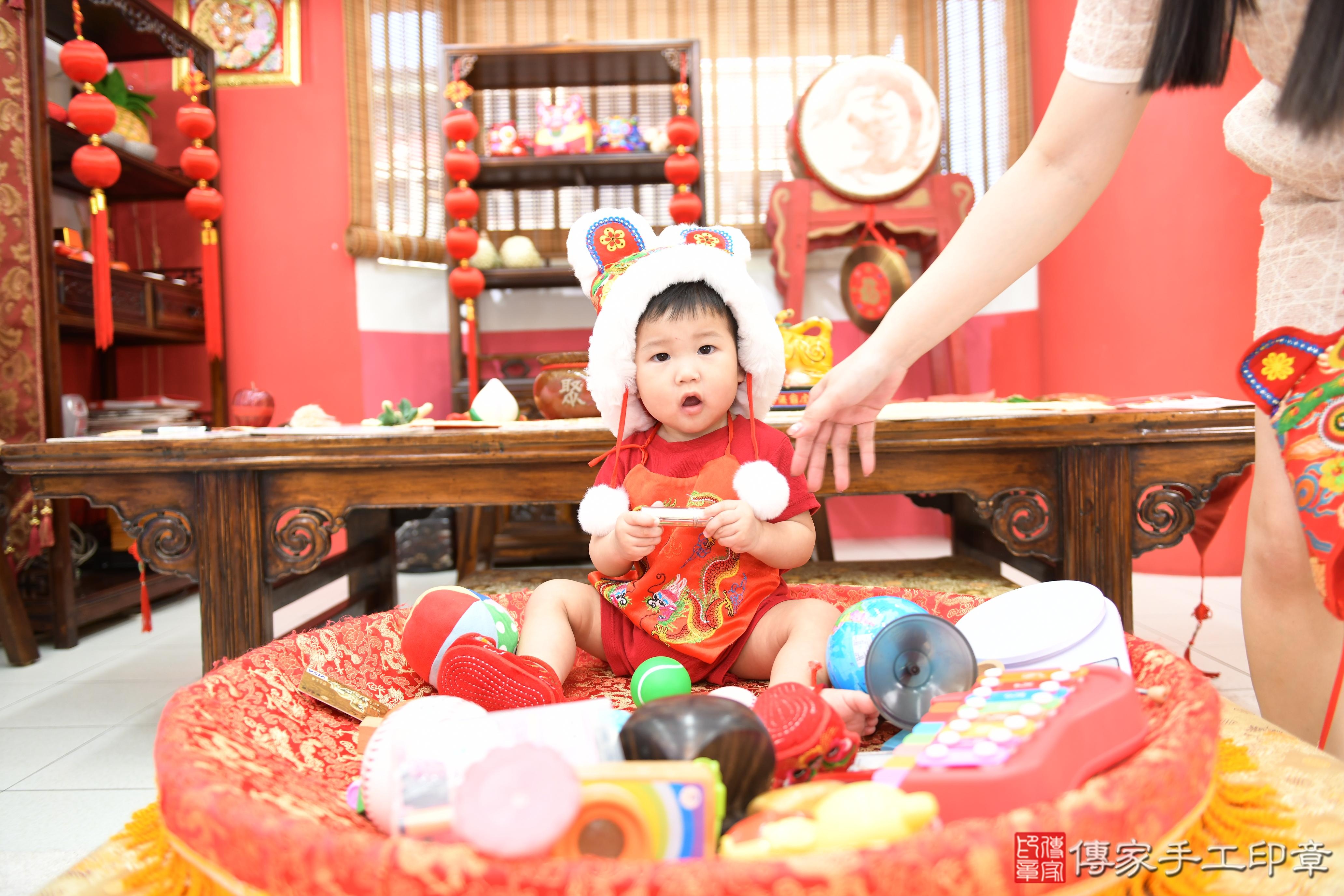 傳家手工印章高雄店、抓周、度脺、美式風會場、傳家嬰兒古禮、吉祥話、抓周道具物品24種、拍照。抓周證書。寶寶抓周、滿周歲、生日快樂、祝福