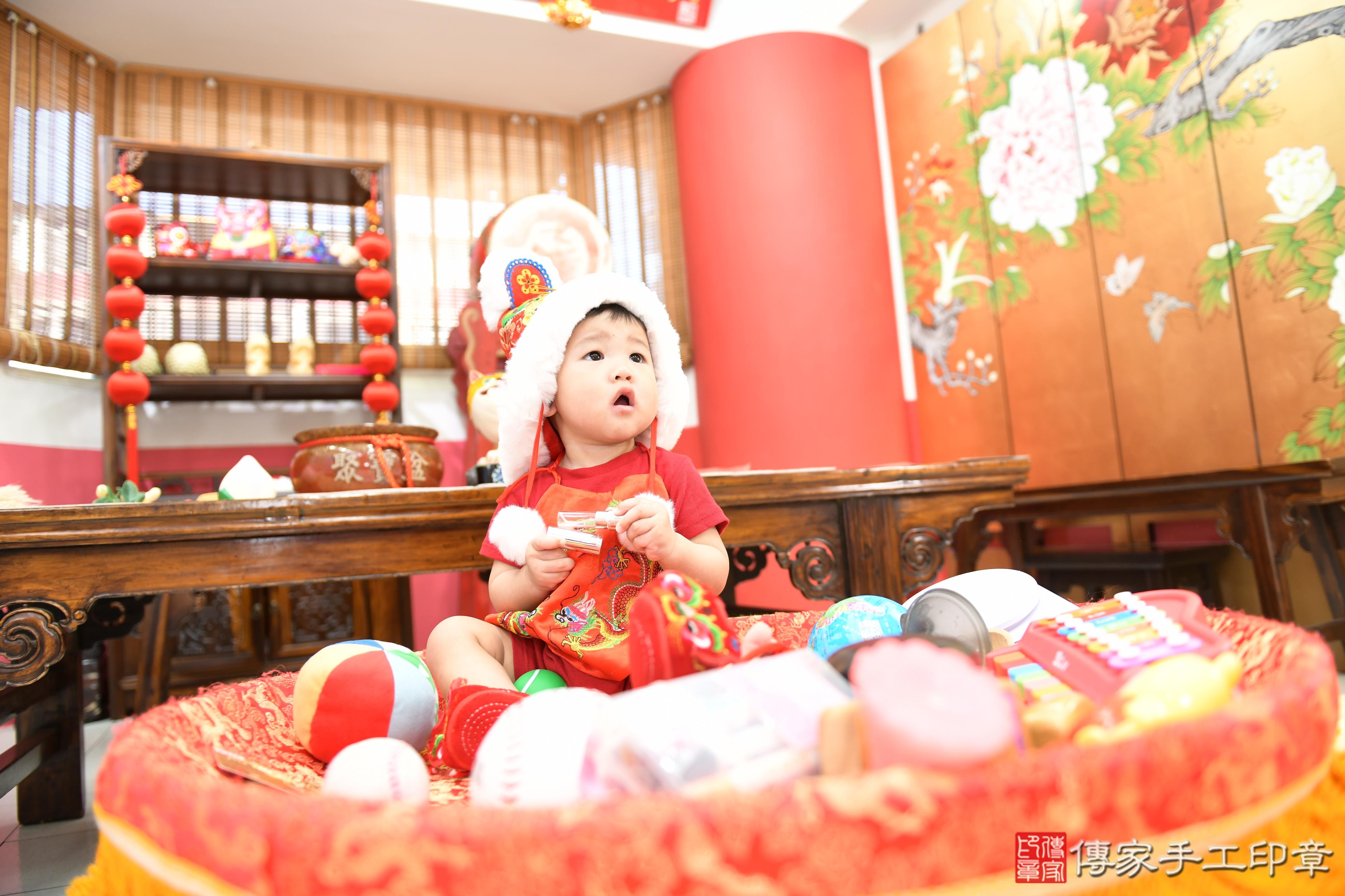 傳家手工印章高雄店、抓周、度脺、美式風會場、傳家嬰兒古禮、吉祥話、抓周道具物品24種、拍照。抓周證書。寶寶抓周、滿周歲、生日快樂、祝福