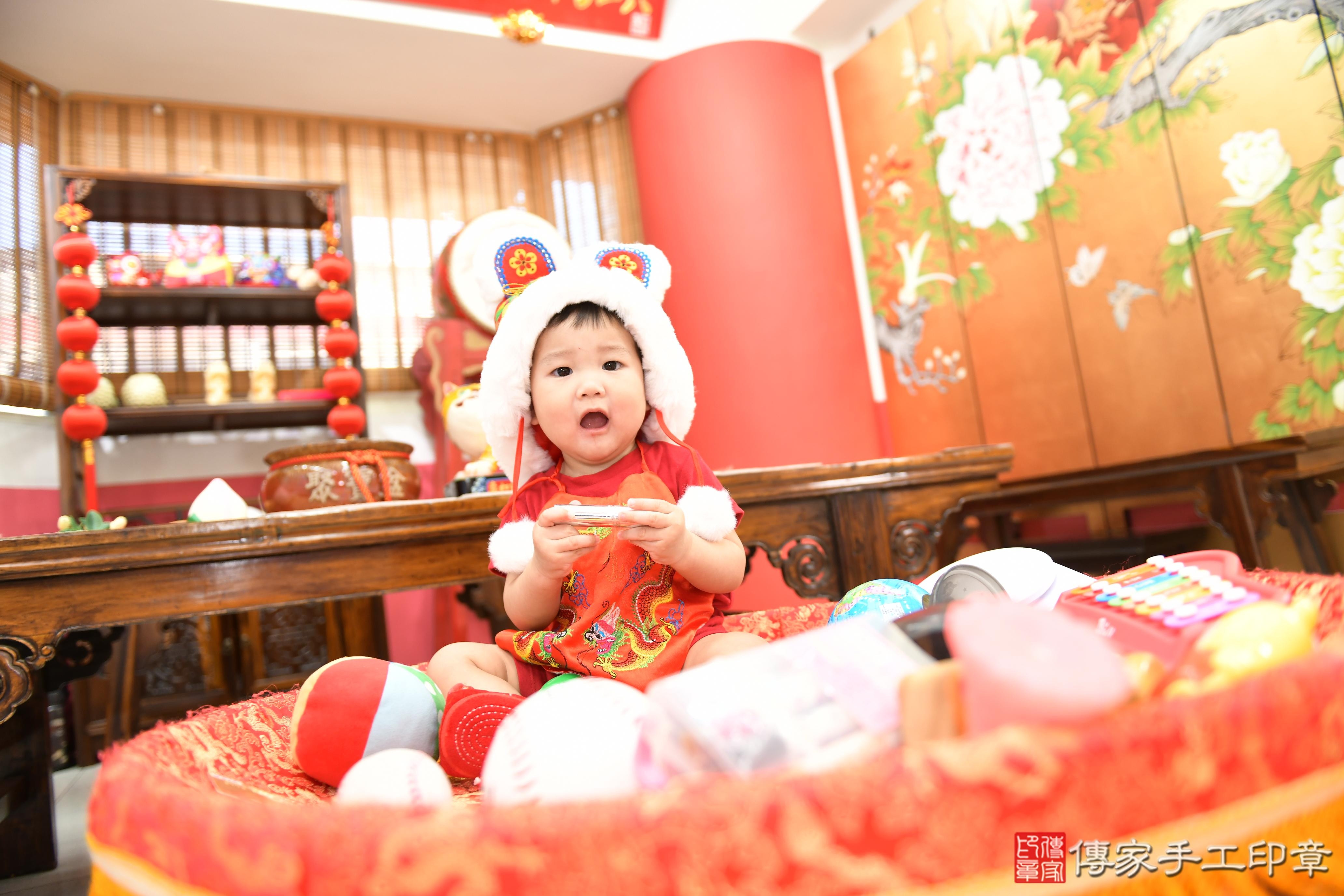 傳家手工印章高雄店、抓周、度脺、美式風會場、傳家嬰兒古禮、吉祥話、抓周道具物品24種、拍照。抓周證書。寶寶抓周、滿周歲、生日快樂、祝福