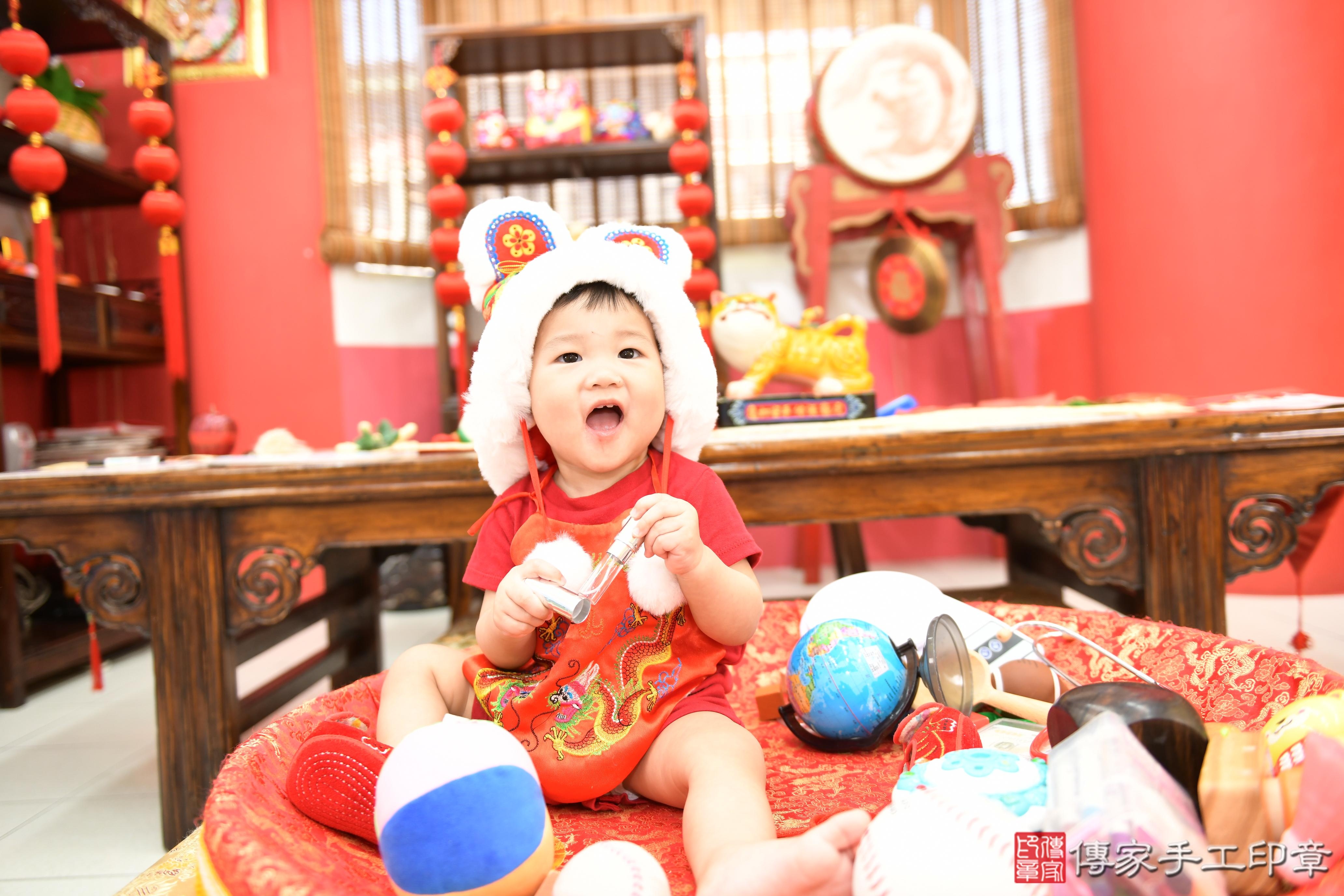 傳家手工印章高雄店、抓周、度脺、美式風會場、傳家嬰兒古禮、吉祥話、抓周道具物品24種、拍照。抓周證書。寶寶抓周、滿周歲、生日快樂、祝福