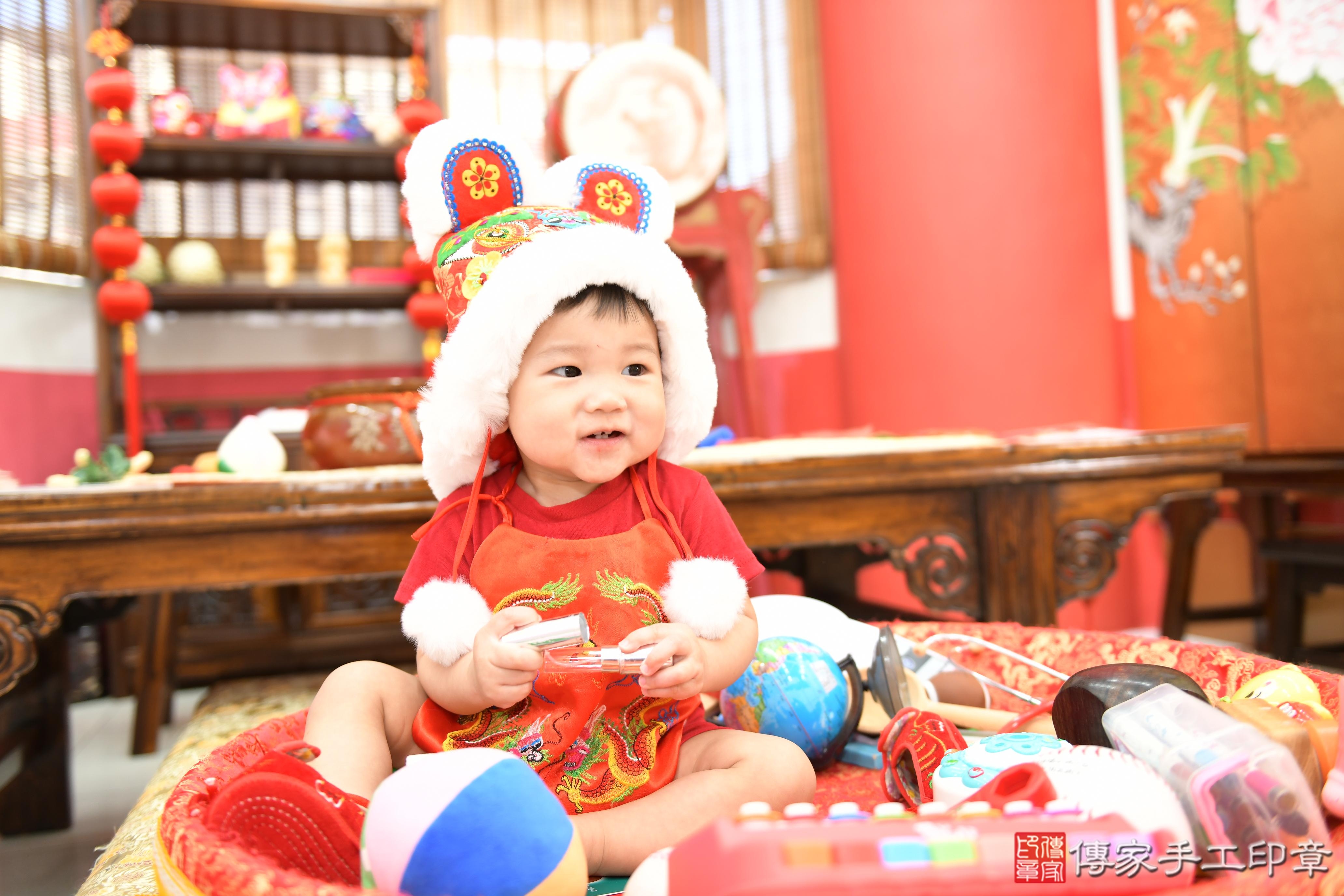 傳家手工印章高雄店、抓周、度脺、美式風會場、傳家嬰兒古禮、吉祥話、抓周道具物品24種、拍照。抓周證書。寶寶抓周、滿周歲、生日快樂、祝福