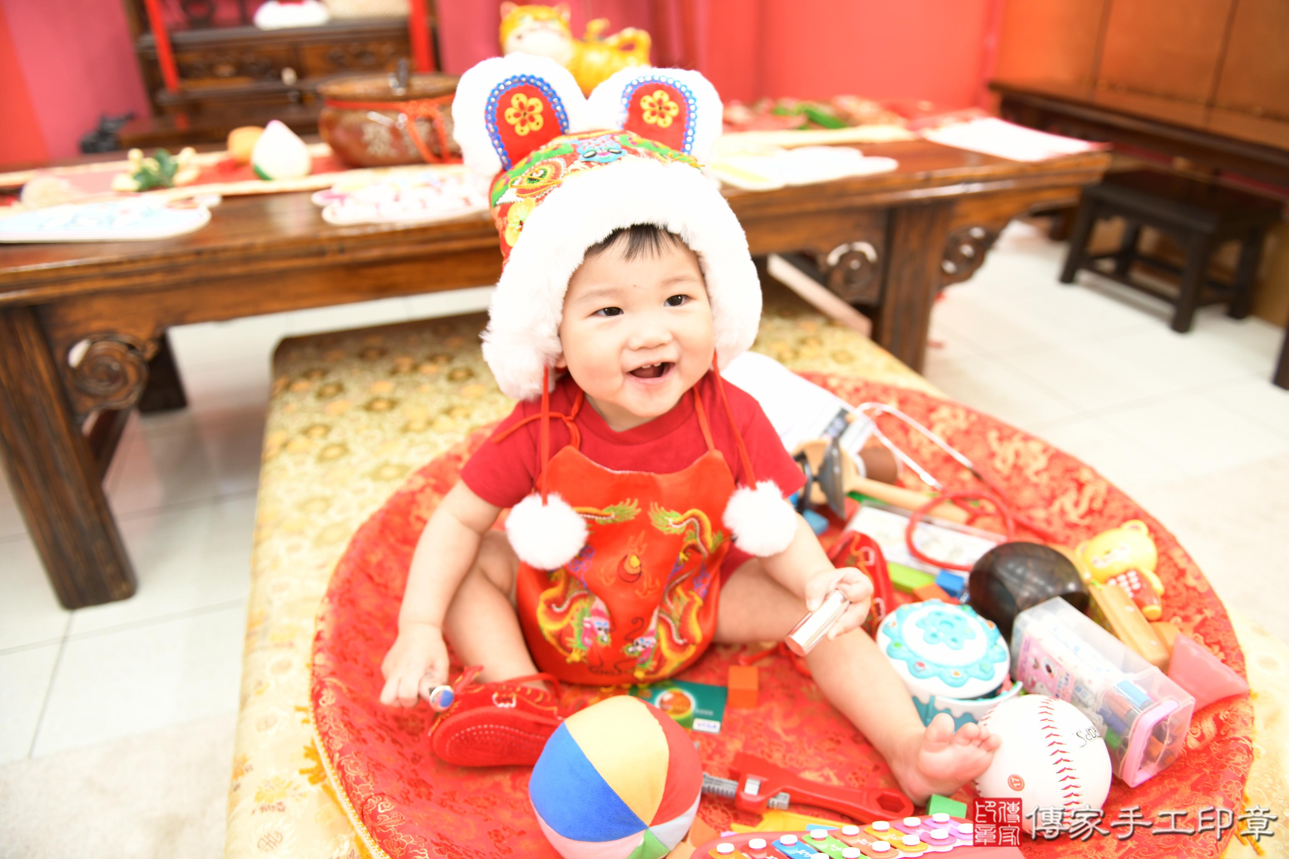 傳家手工印章高雄店、抓周、度脺、美式風會場、傳家嬰兒古禮、吉祥話、抓周道具物品24種、拍照。抓周證書。寶寶抓周、滿周歲、生日快樂、祝福