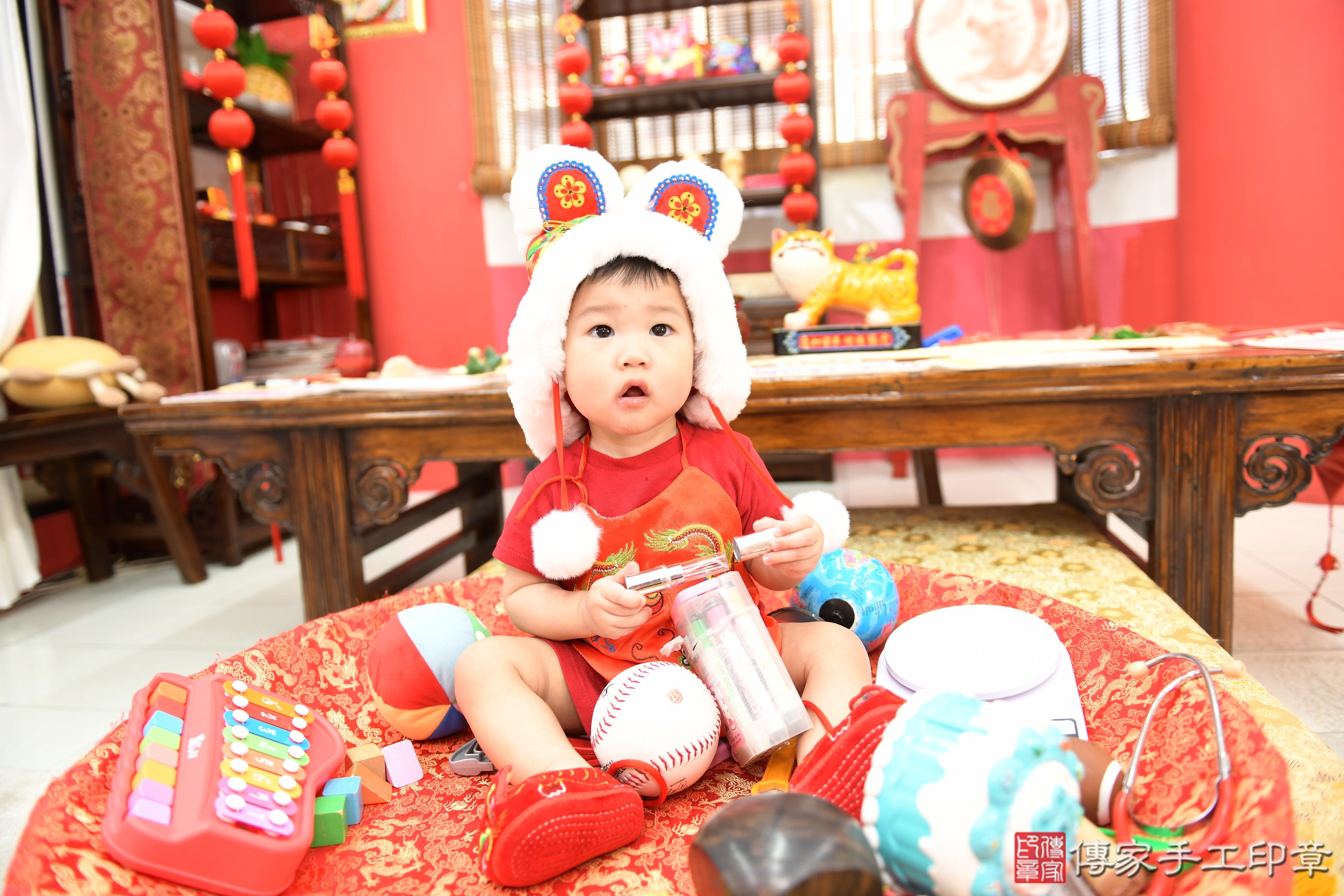 傳家手工印章高雄店、抓周、度脺、美式風會場、傳家嬰兒古禮、吉祥話、抓周道具物品24種、拍照。抓周證書。寶寶抓周、滿周歲、生日快樂、祝福