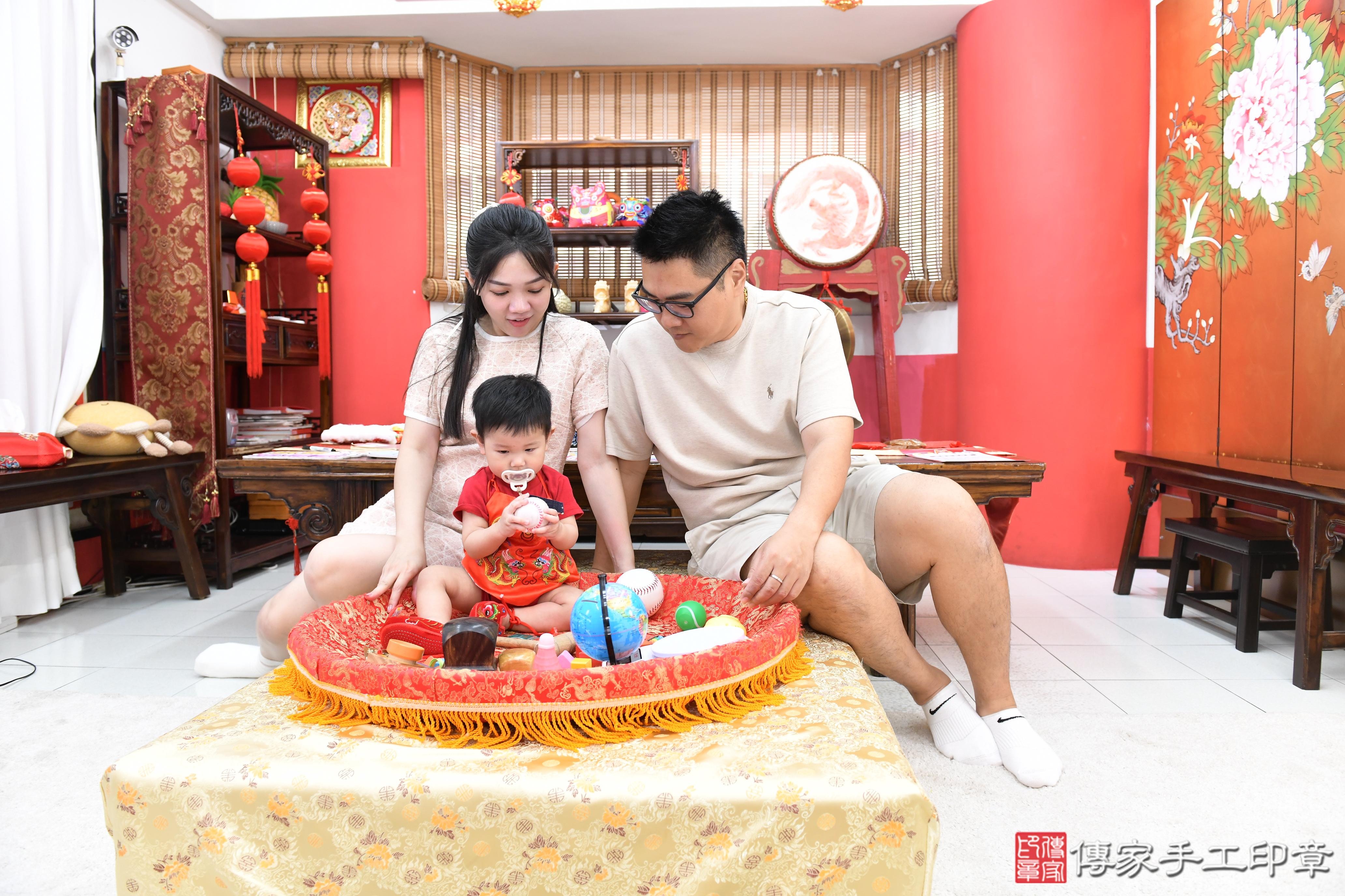 傳家手工印章高雄店、抓周、度脺、美式風會場、傳家嬰兒古禮、吉祥話、抓周道具物品24種、拍照。抓周證書。寶寶抓周、滿周歲、生日快樂、祝福