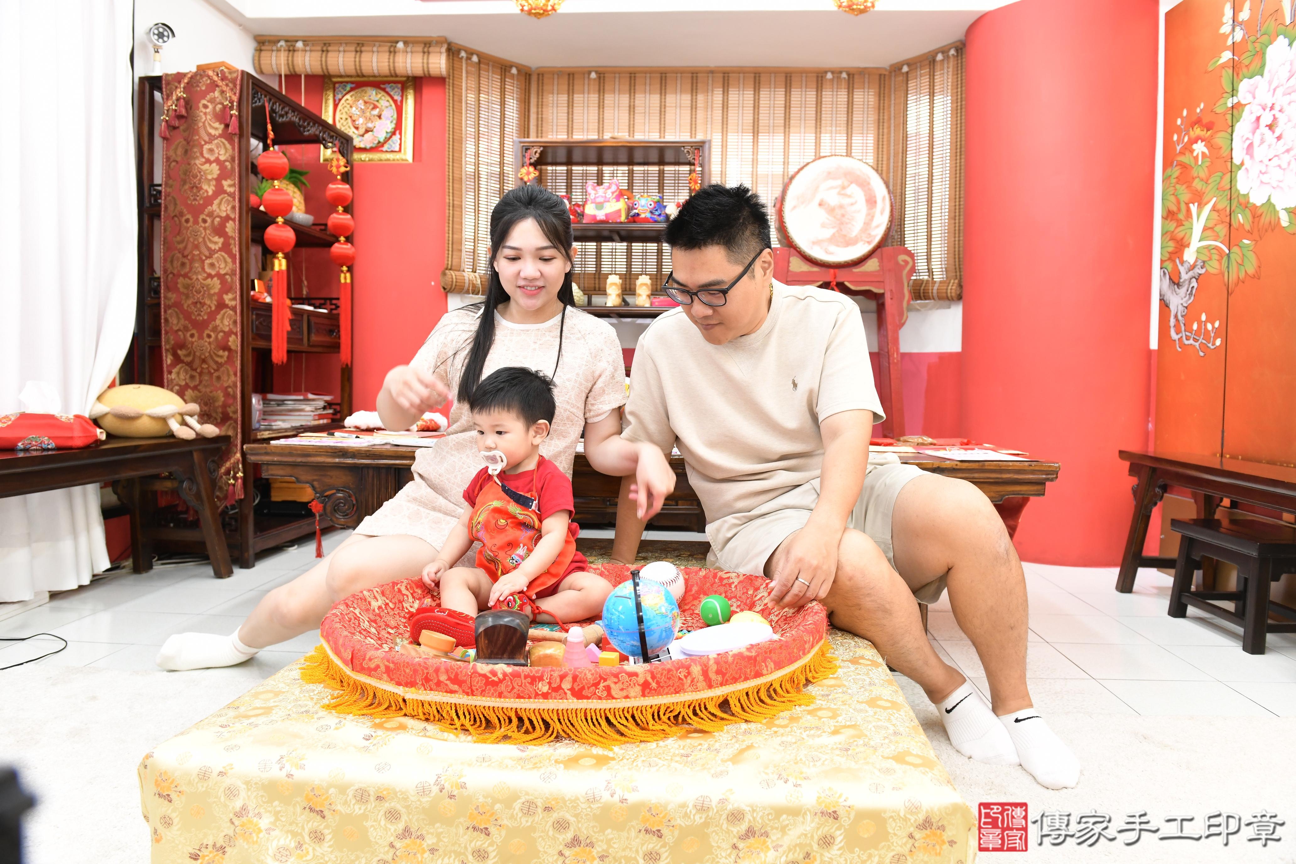 傳家手工印章高雄店、抓周、度脺、美式風會場、傳家嬰兒古禮、吉祥話、抓周道具物品24種、拍照。抓周證書。寶寶抓周、滿周歲、生日快樂、祝福