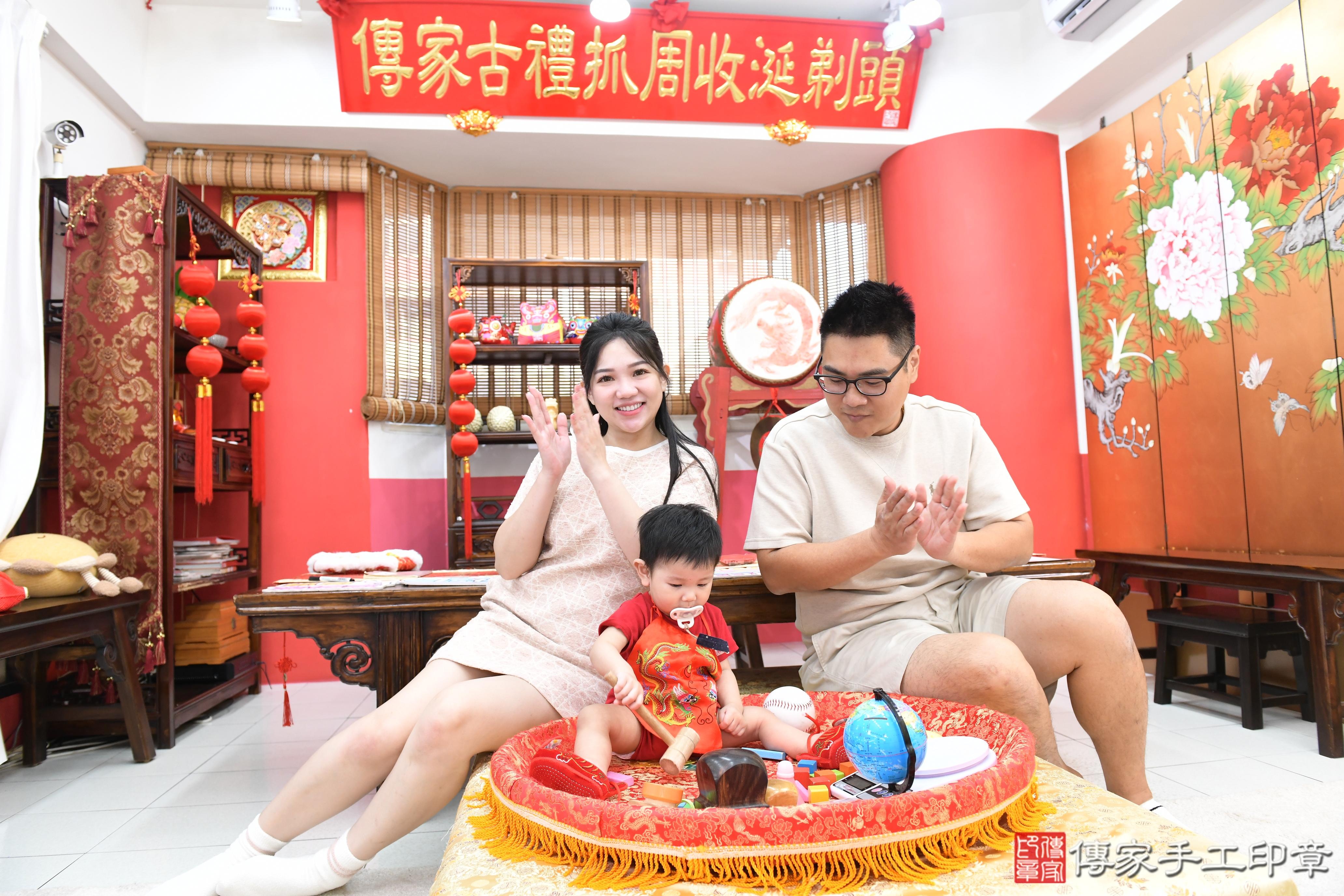 傳家手工印章高雄店、抓周、度脺、美式風會場、傳家嬰兒古禮、吉祥話、抓周道具物品24種、拍照。抓周證書。寶寶抓周、滿周歲、生日快樂、祝福