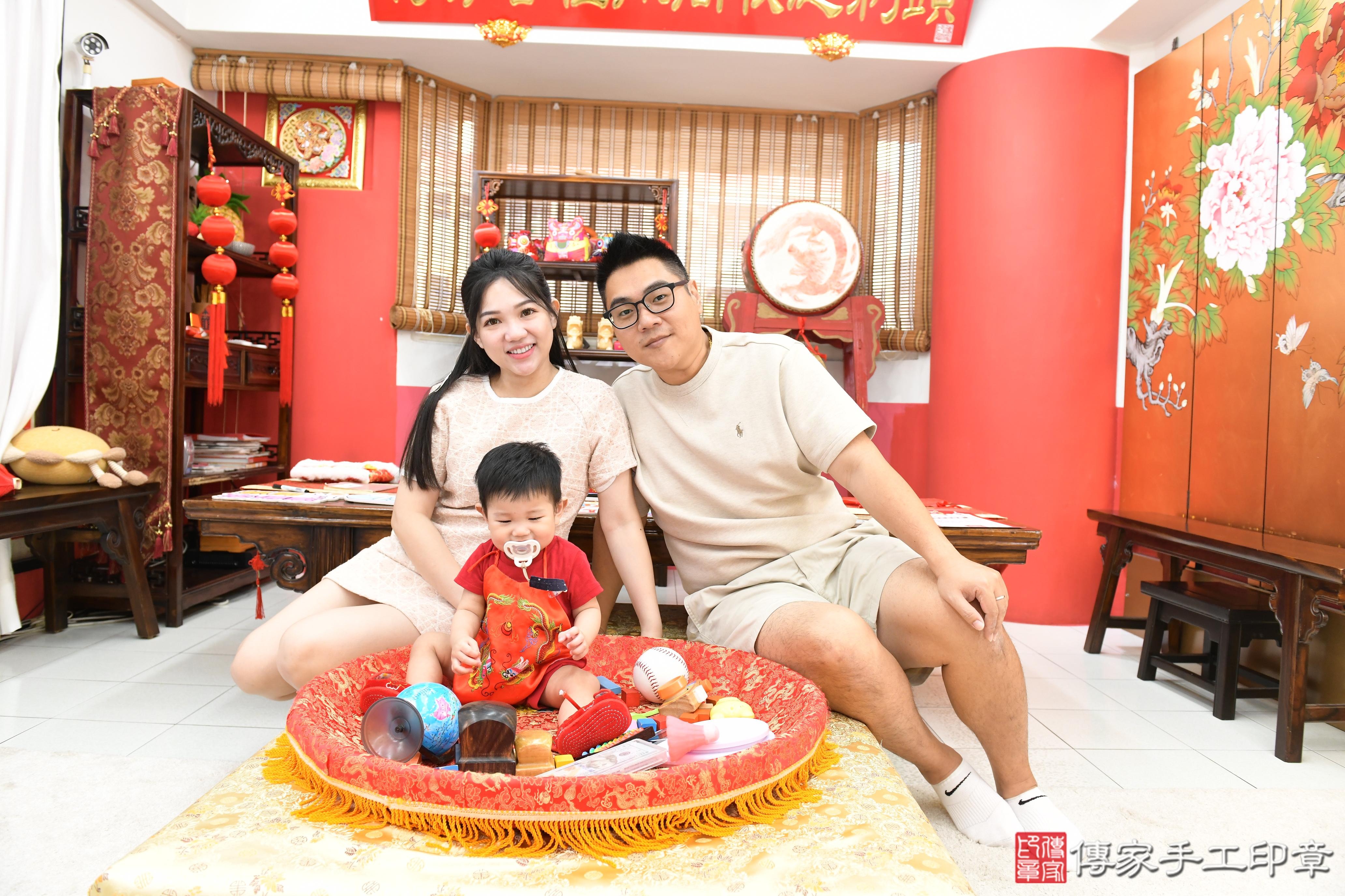 傳家手工印章高雄店、抓周、度脺、美式風會場、傳家嬰兒古禮、吉祥話、抓周道具物品24種、拍照。抓周證書。寶寶抓周、滿周歲、生日快樂、祝福