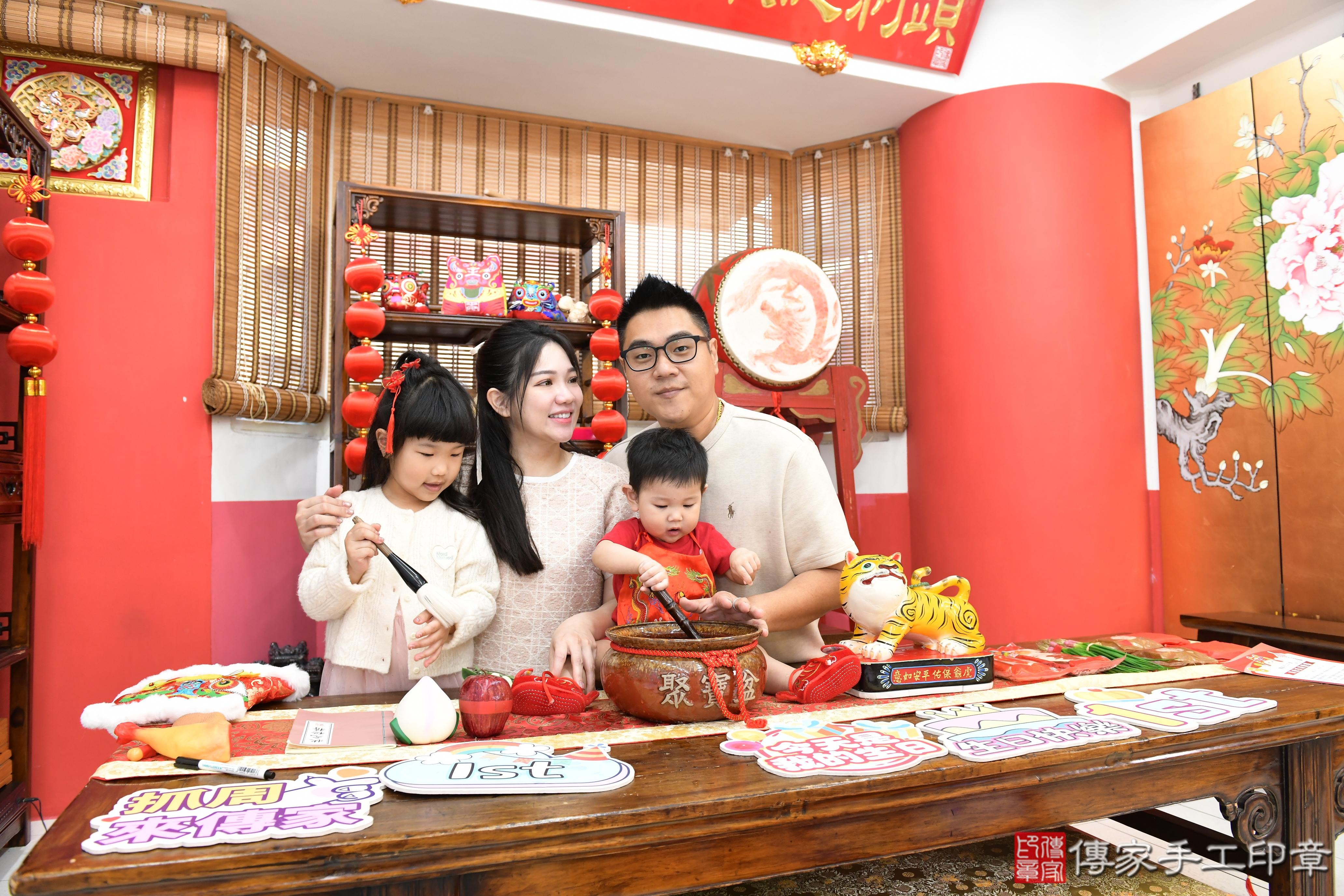 傳家手工印章高雄店、抓周、度脺、美式風會場、傳家嬰兒古禮、吉祥話、抓周道具物品24種、拍照。抓周證書。寶寶抓周、滿周歲、生日快樂、祝福