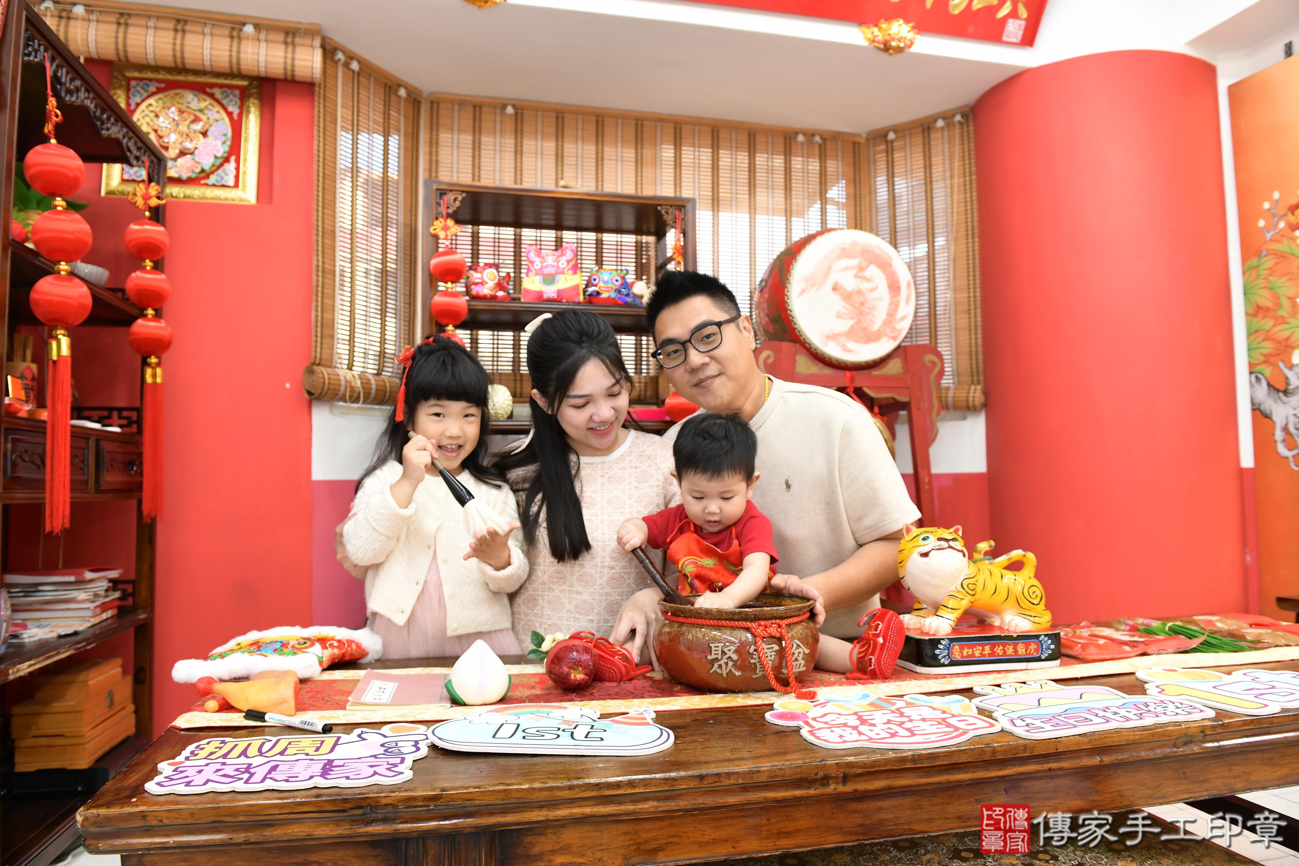 傳家手工印章高雄店、抓周、度脺、美式風會場、傳家嬰兒古禮、吉祥話、抓周道具物品24種、拍照。抓周證書。寶寶抓周、滿周歲、生日快樂、祝福