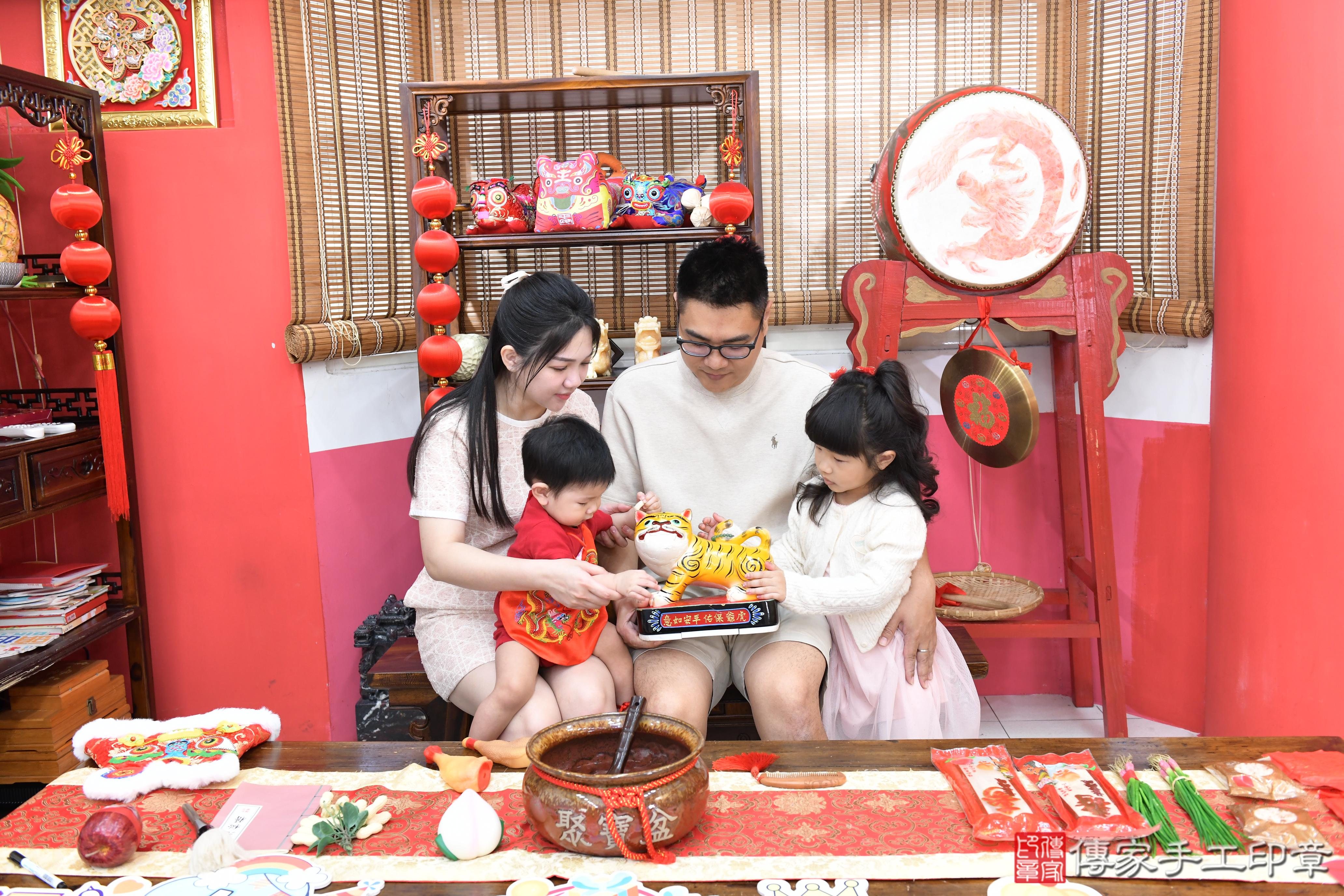 傳家手工印章高雄店、抓周、度脺、美式風會場、傳家嬰兒古禮、吉祥話、抓周道具物品24種、拍照。抓周證書。寶寶抓周、滿周歲、生日快樂、祝福