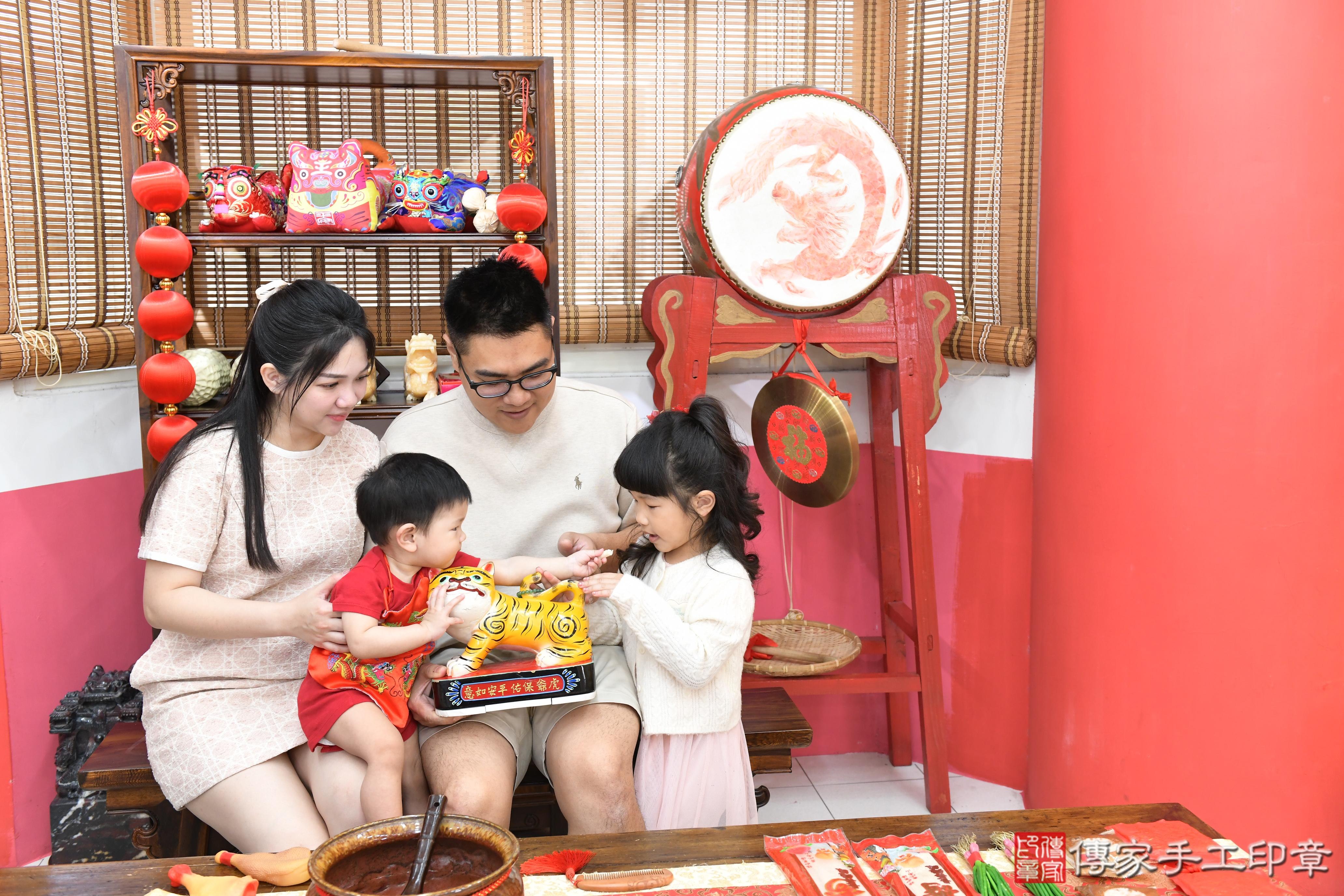 傳家手工印章高雄店、抓周、度脺、美式風會場、傳家嬰兒古禮、吉祥話、抓周道具物品24種、拍照。抓周證書。寶寶抓周、滿周歲、生日快樂、祝福