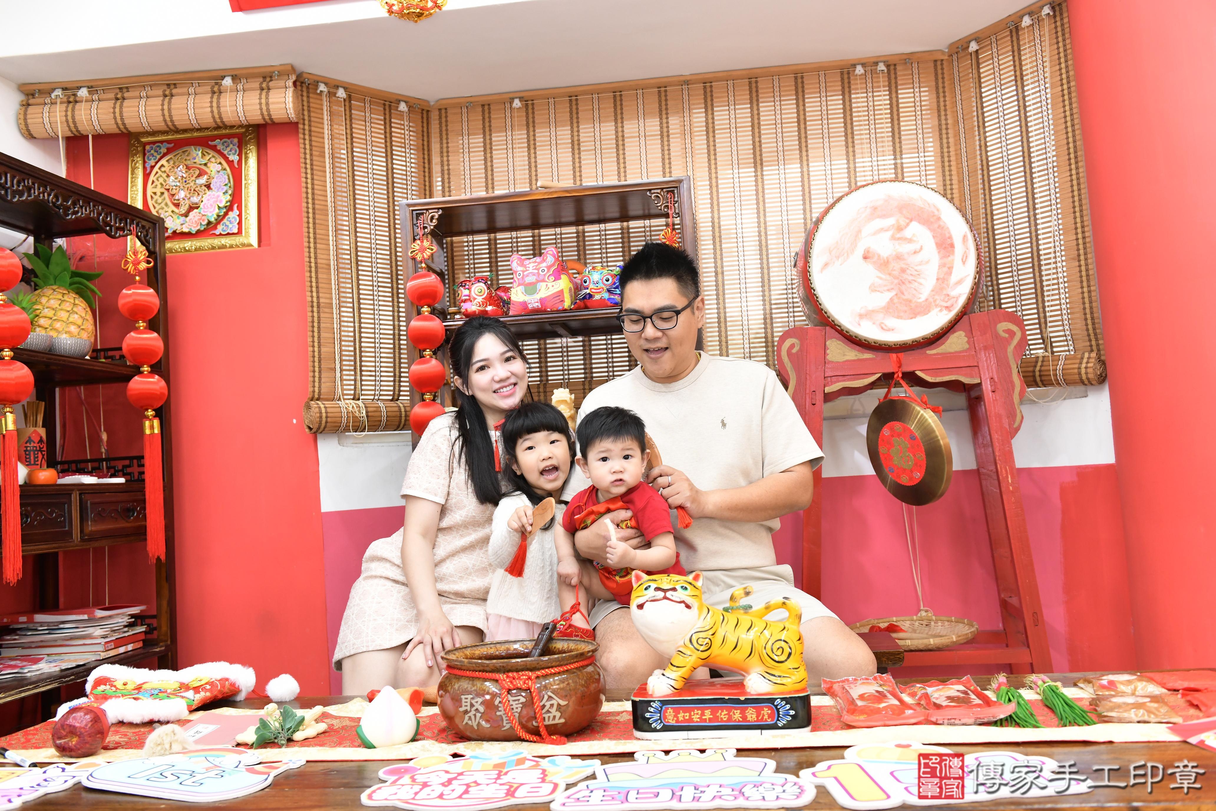 傳家手工印章高雄店、抓周、度脺、美式風會場、傳家嬰兒古禮、吉祥話、抓周道具物品24種、拍照。抓周證書。寶寶抓周、滿周歲、生日快樂、祝福